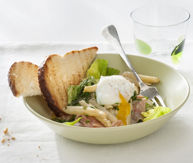 Asperges met gepocheerd ei, zalm en zure room