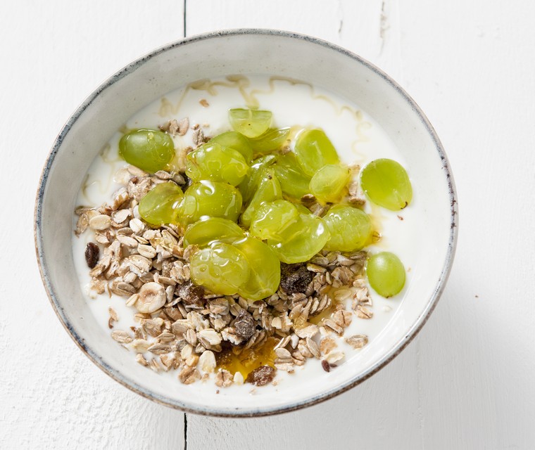 Yoghurt met muesli en druiven