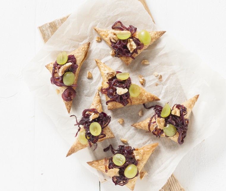 Bladerdeegtaartje met druiven en gekarameliseerde ui