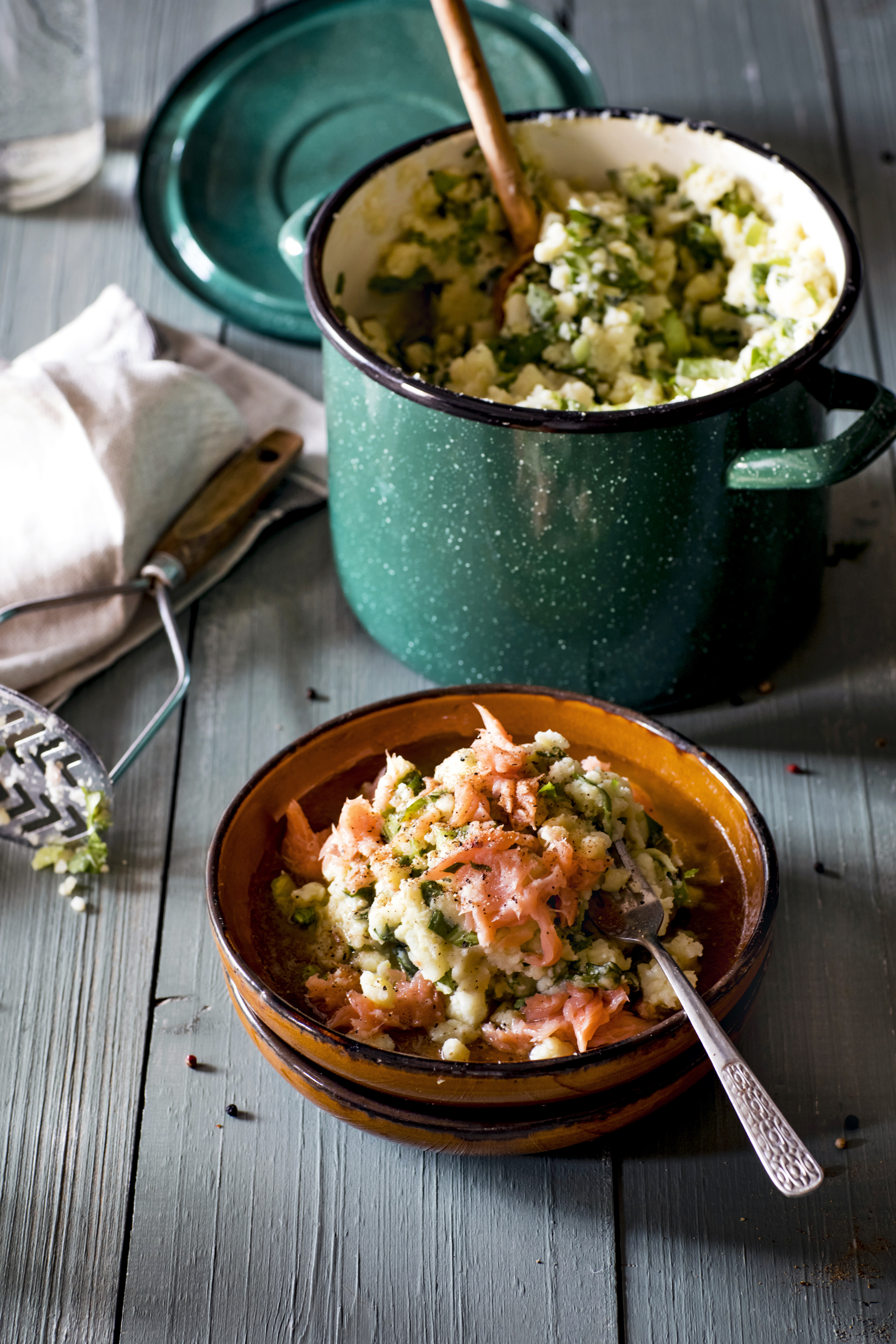 Andijviestamppot met warmgerookte zalm en gekarameliseerde boter