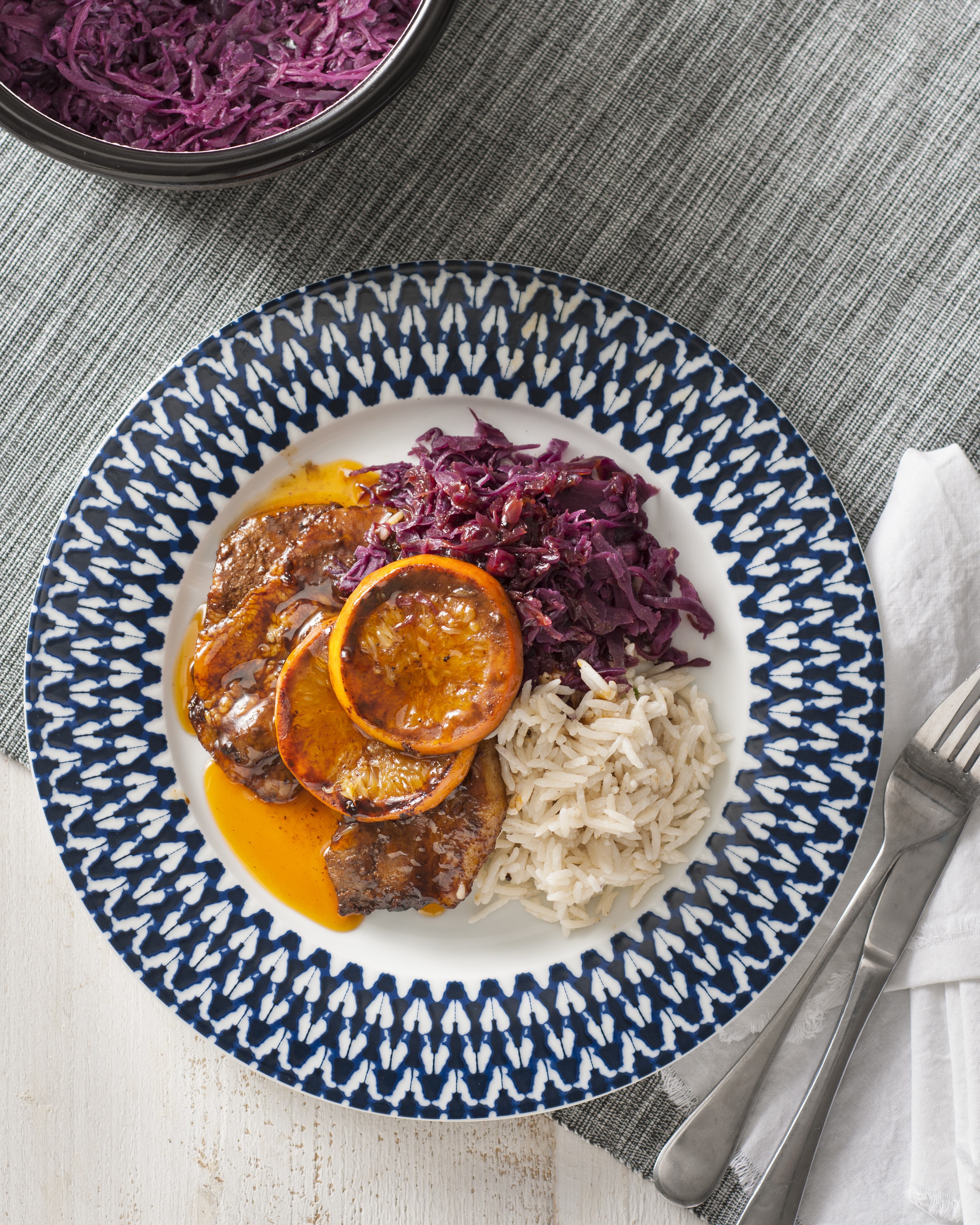 Rode kool met krokante speklapjes en sinaasappeljus