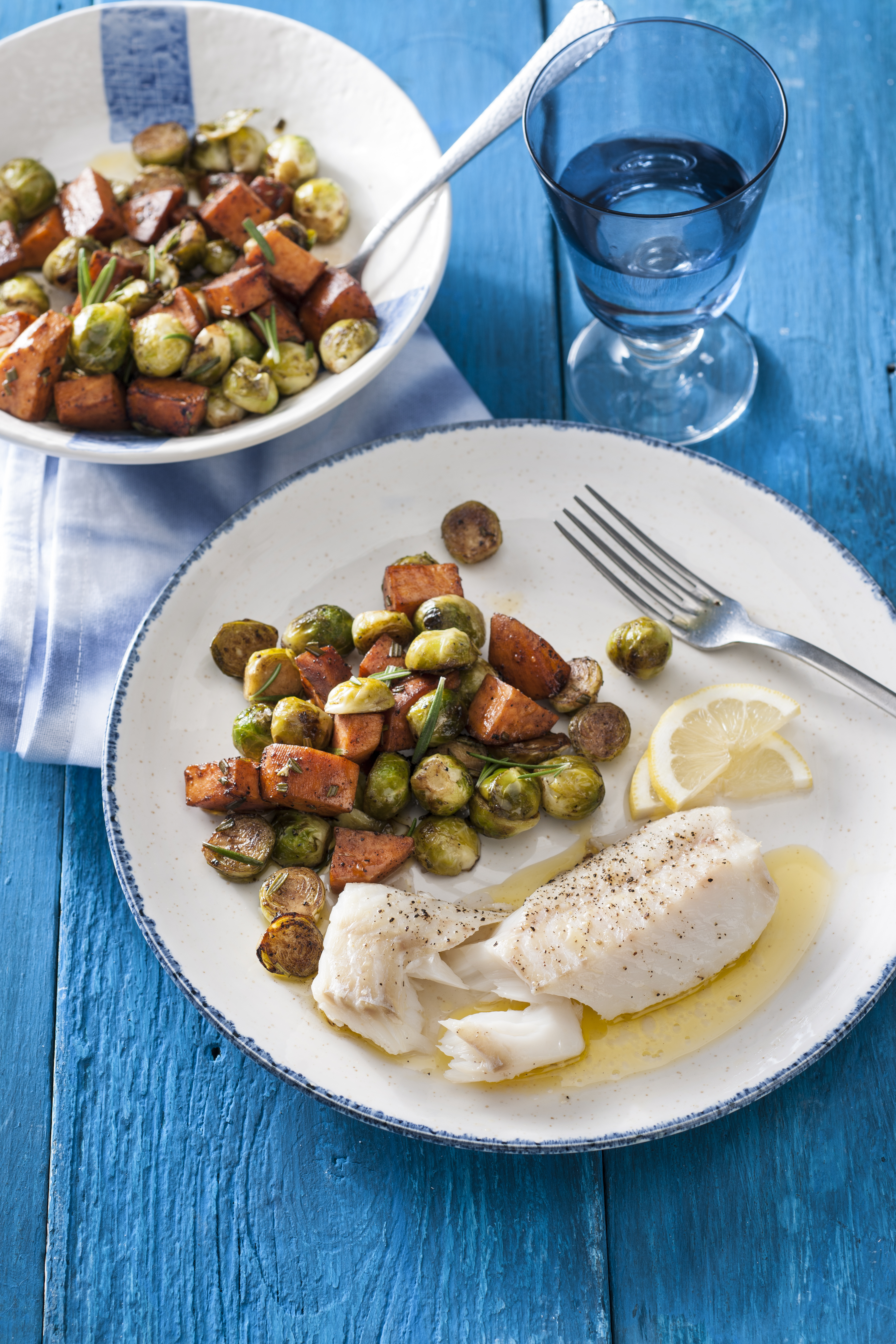 Gegrilde spruiten met witvis