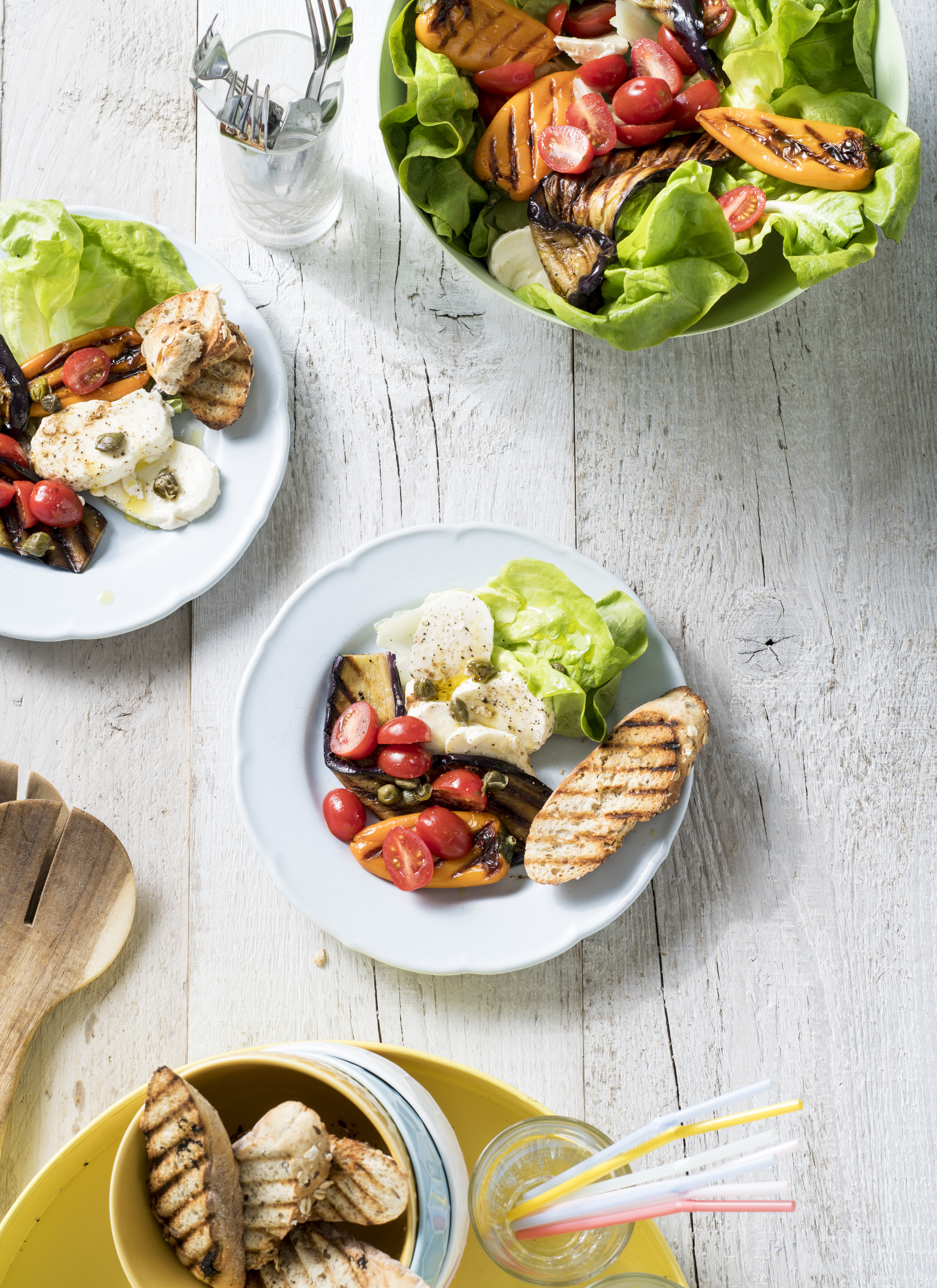 Salade van gegrilde aubergine, mozzarella  en knoflookcroutons
