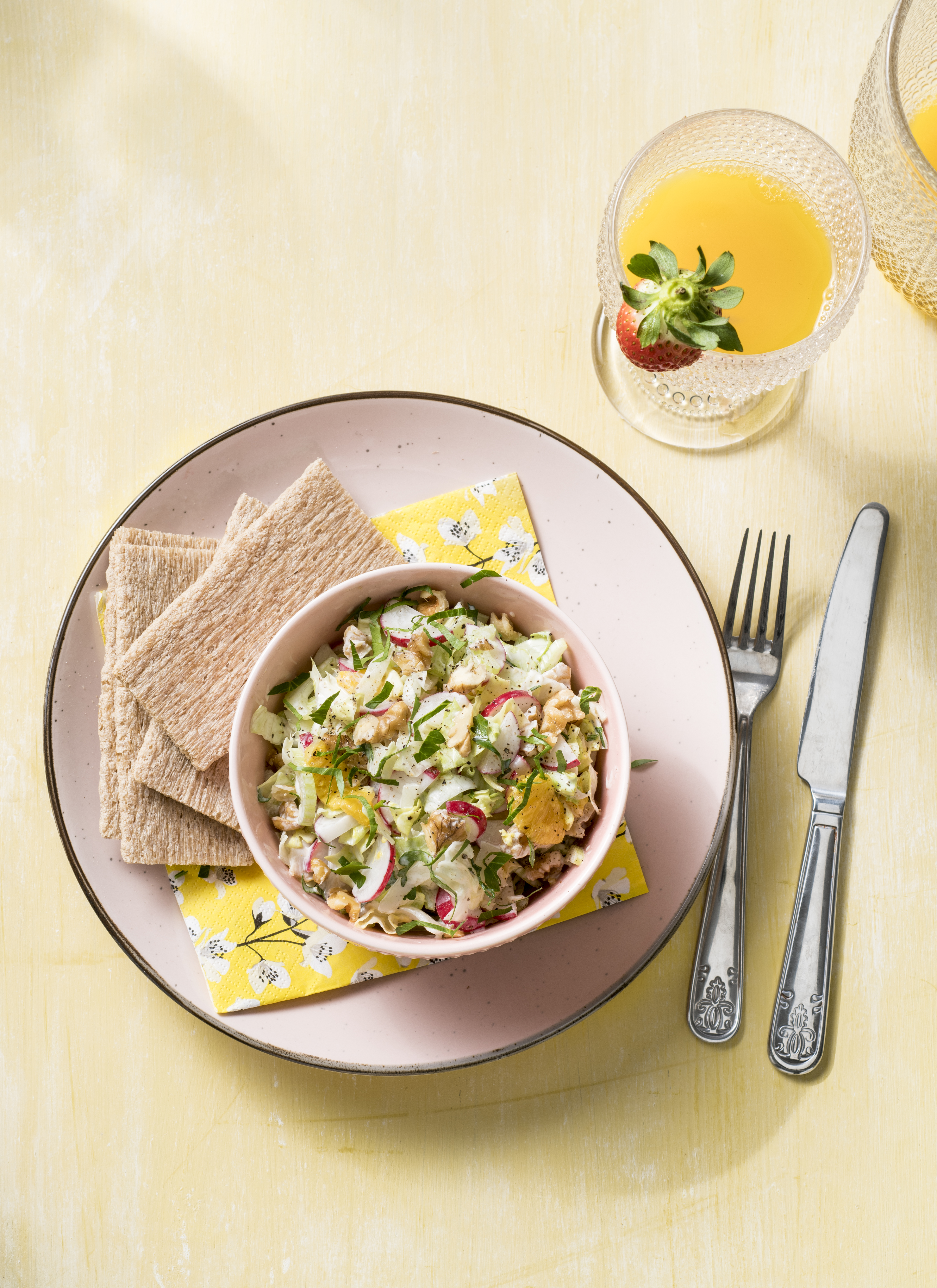 IJsbergsalade met kipfilet en sinaasappel