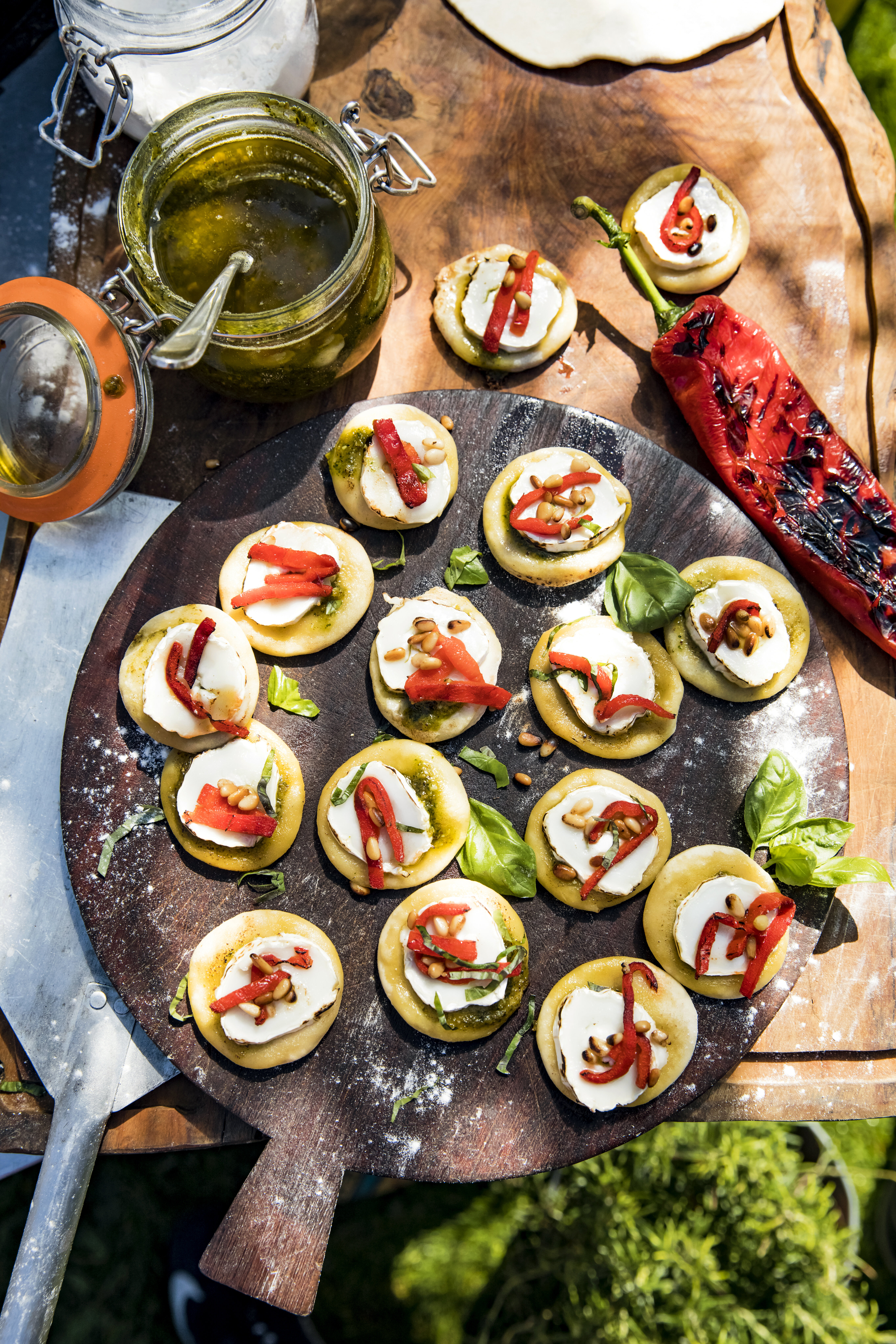 Mini-pizza’s met pesto, geitenkaas en paprika