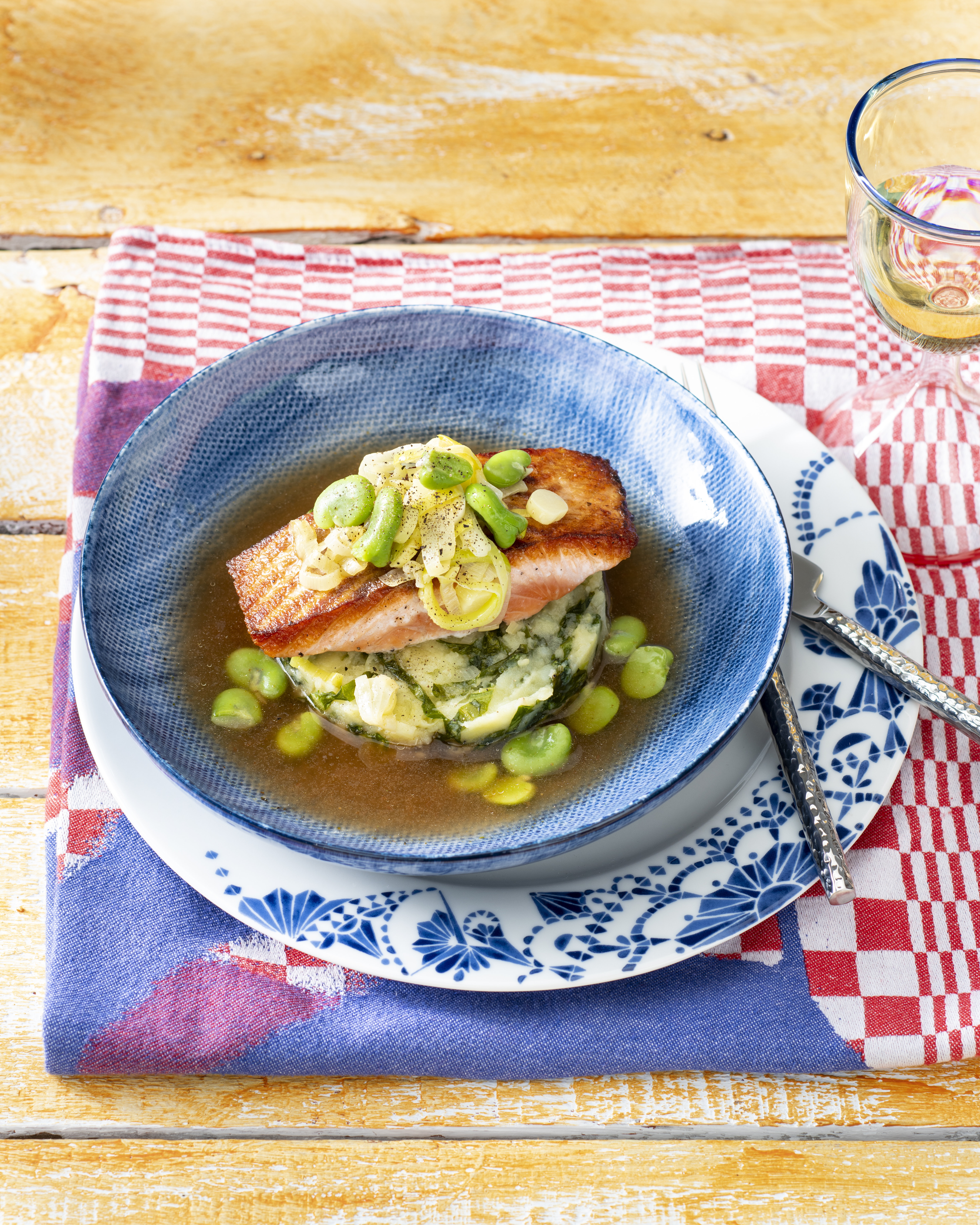 Zalm met stamppot, tuinbonen en bouillon