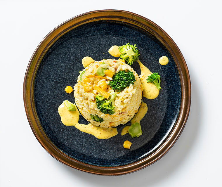 Rijstsalade met broccoli, ham en mais