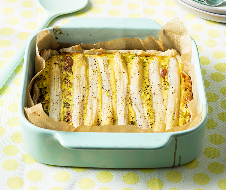 Plaattaart van witte asperge, ham en prei