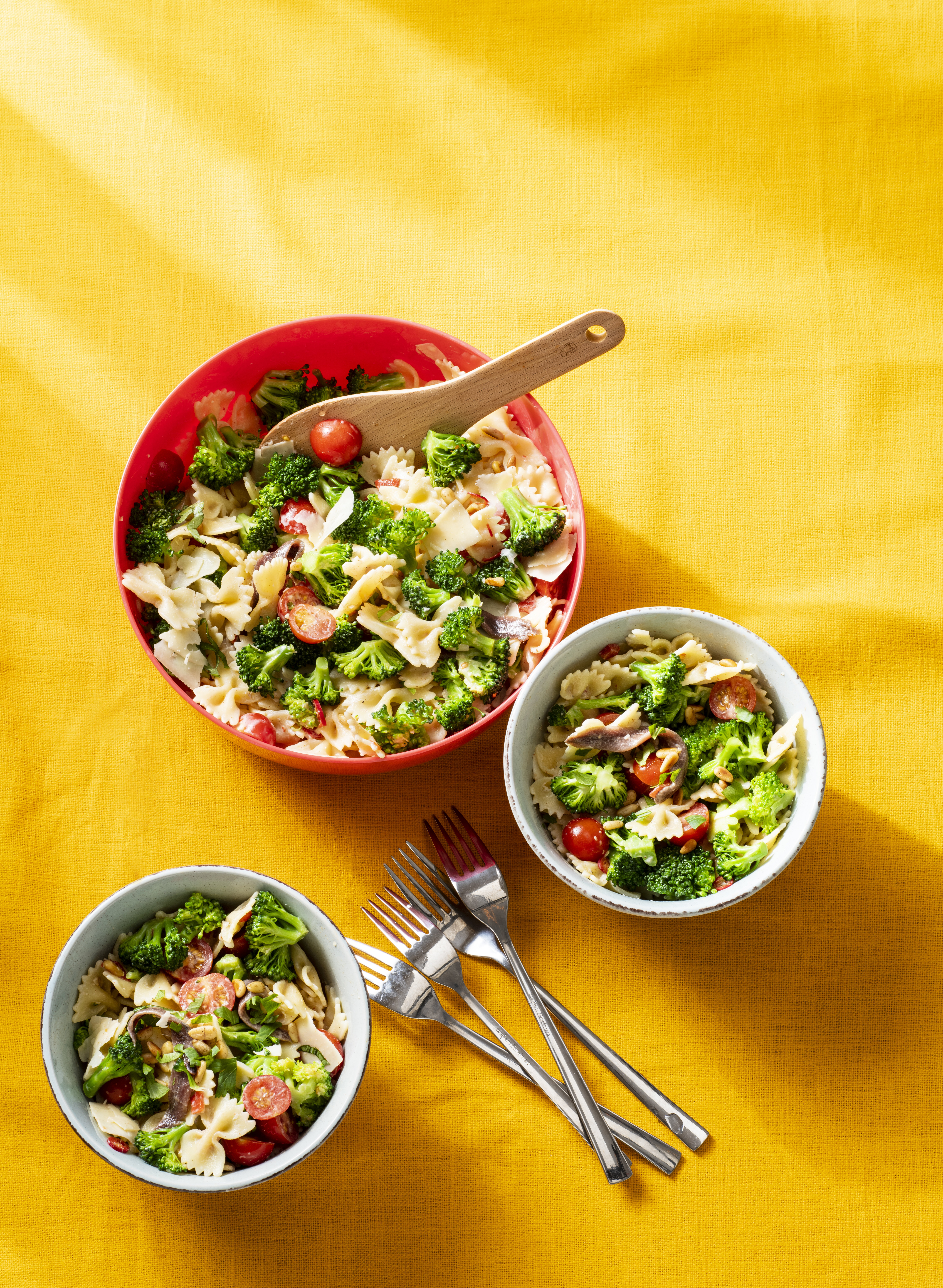 Pastasalade met broccoli, cherrytomaat en ansjovis