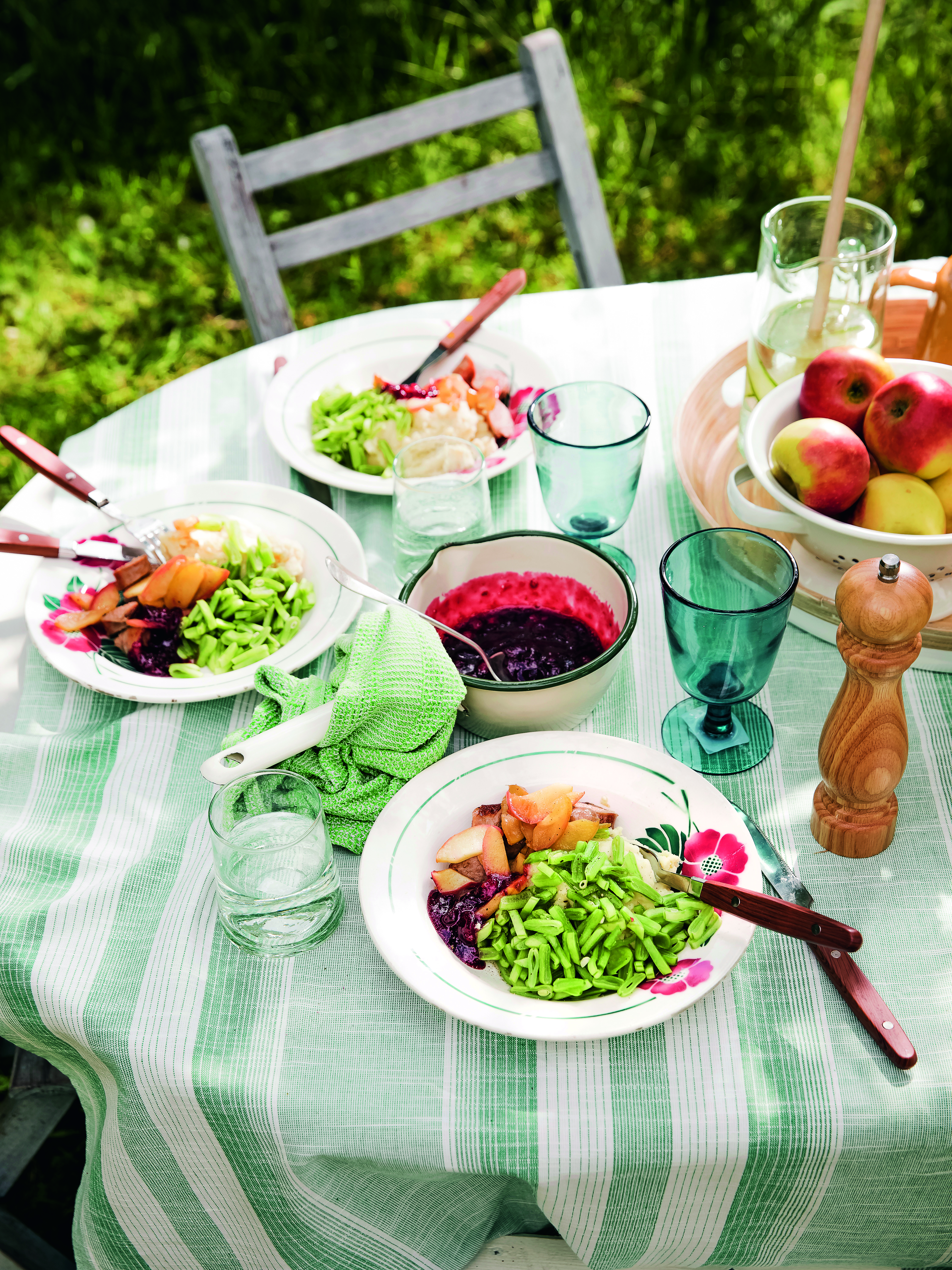 Braadworst met appel en rode bessenchutney