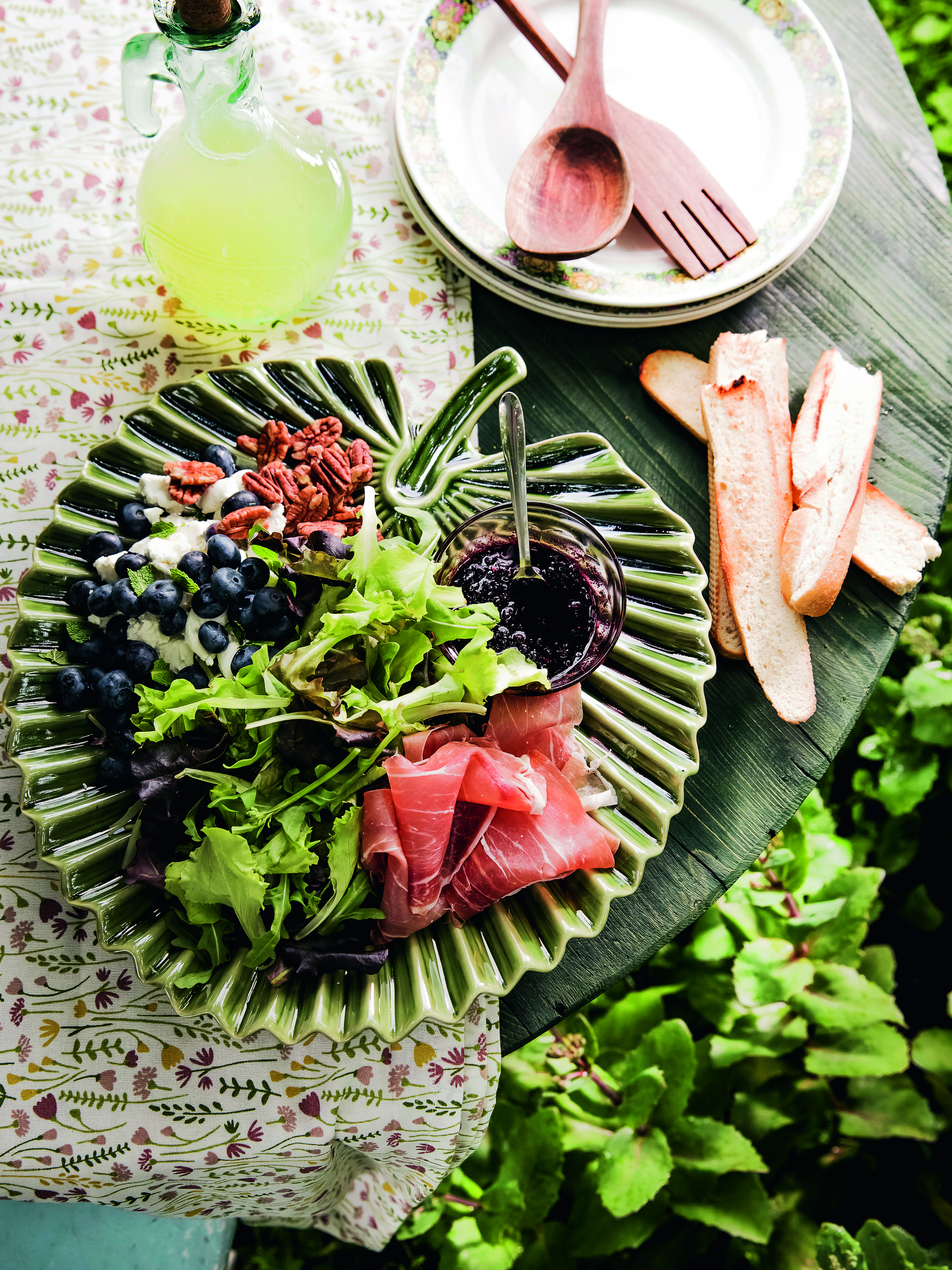 Salade met blauwe bes en bramendressing