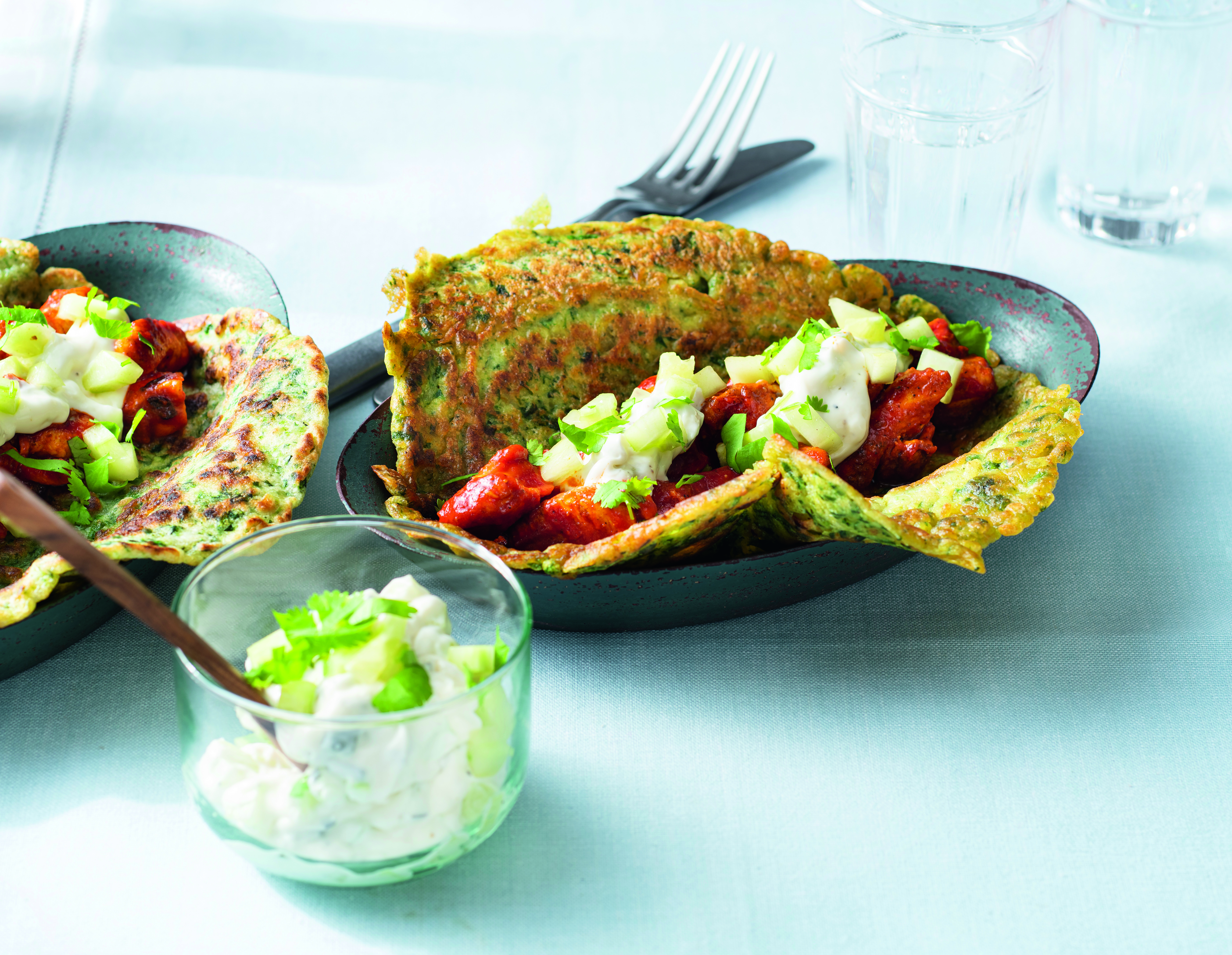 Spinaziepannenkoek met kip en komkommersaus