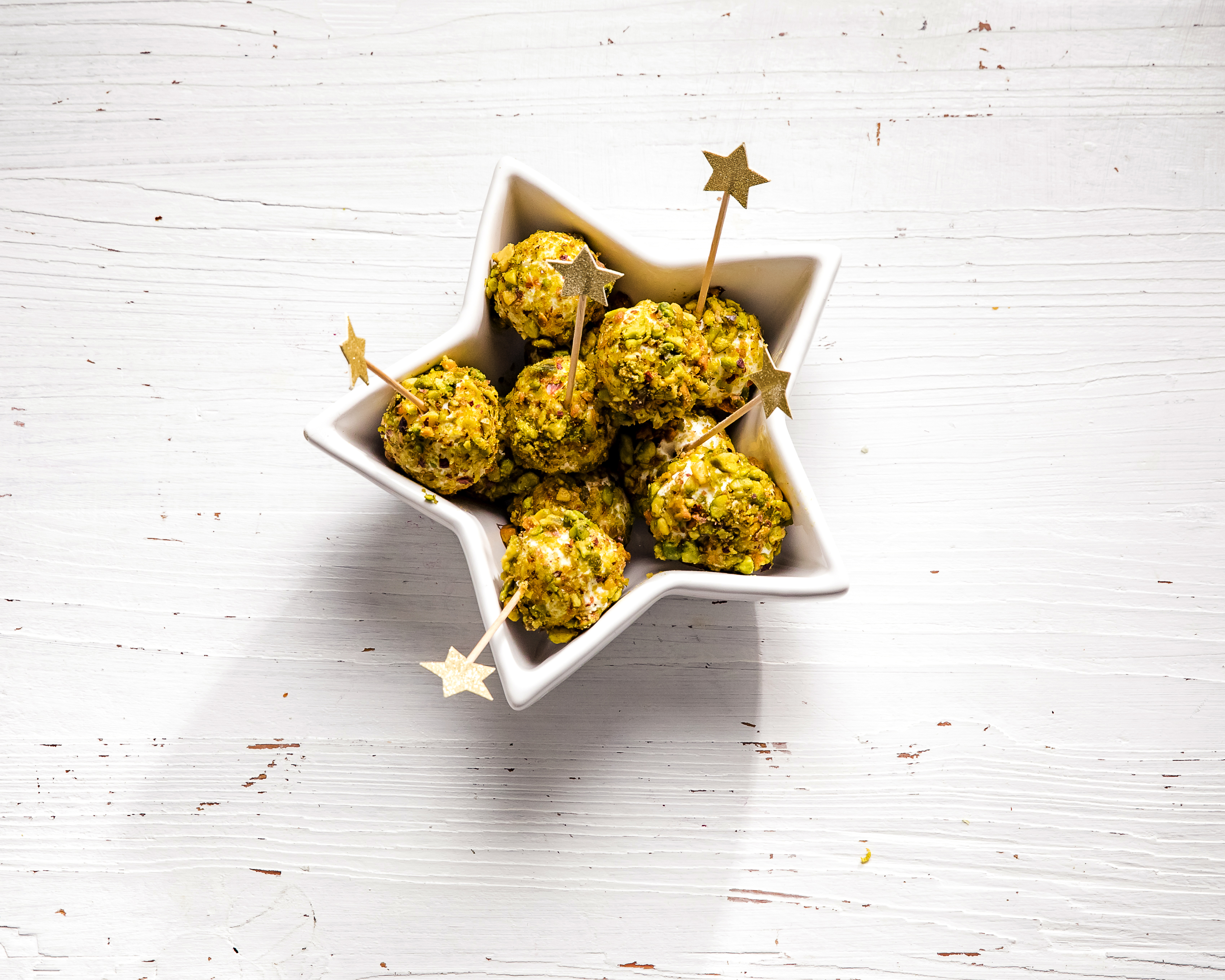 Geitenkaasbolletjes in pistachekruim