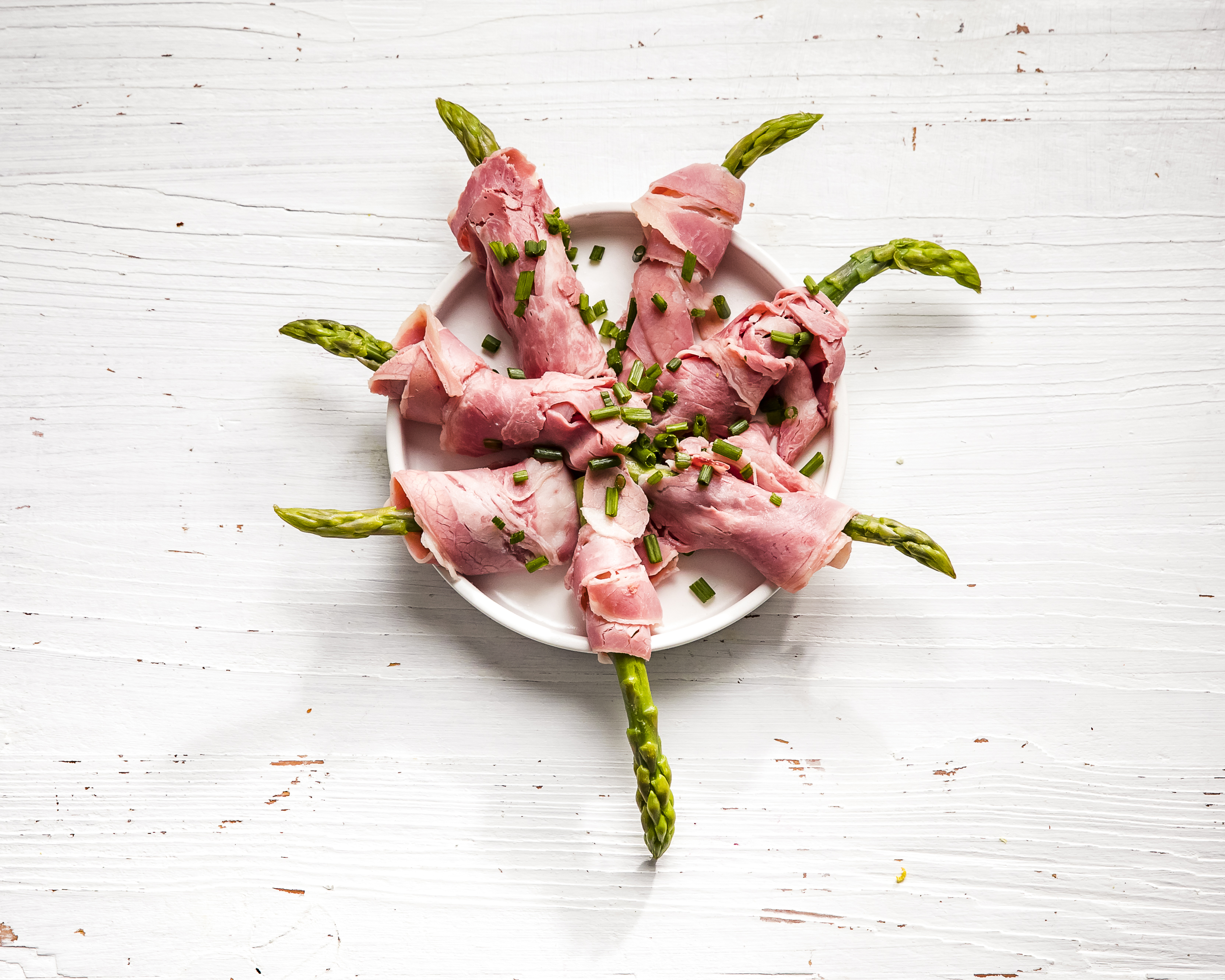 Rolletje pekelvlees met groene asperges en mierikswortelcrème