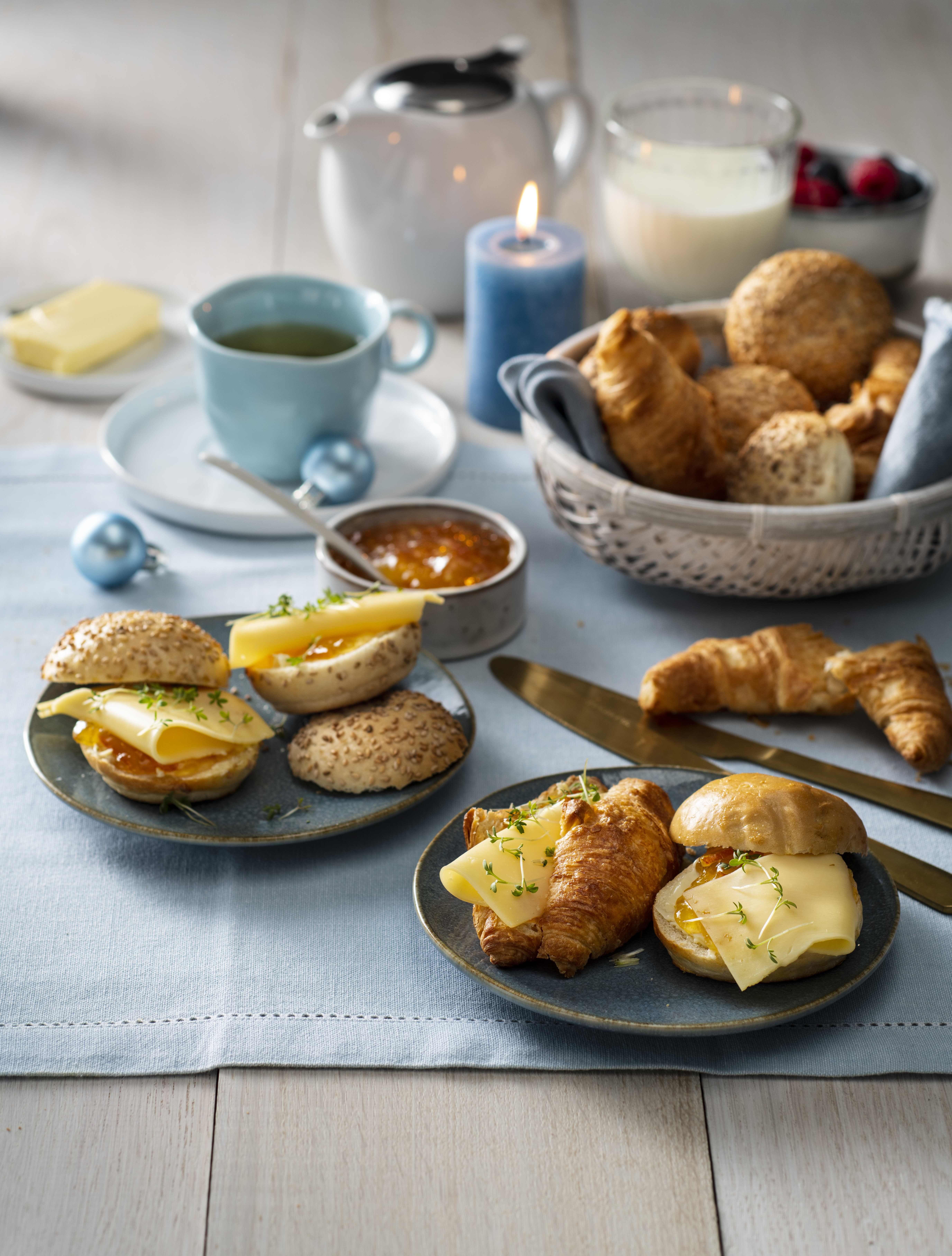 Party mix broodje kaas, sinaasappel gember marmelade en tuinkers