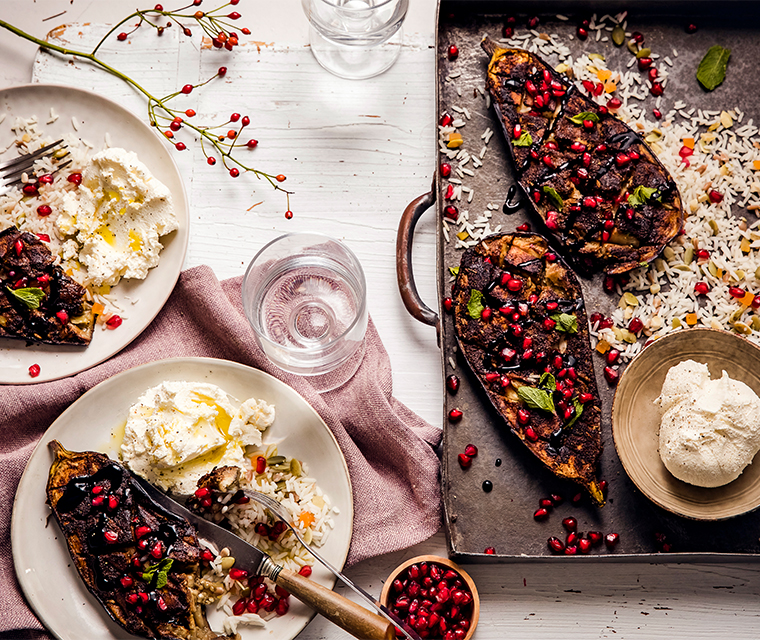 Arabisch gekruide aubergines met hangop, granaatappelpitjes en notenrijst