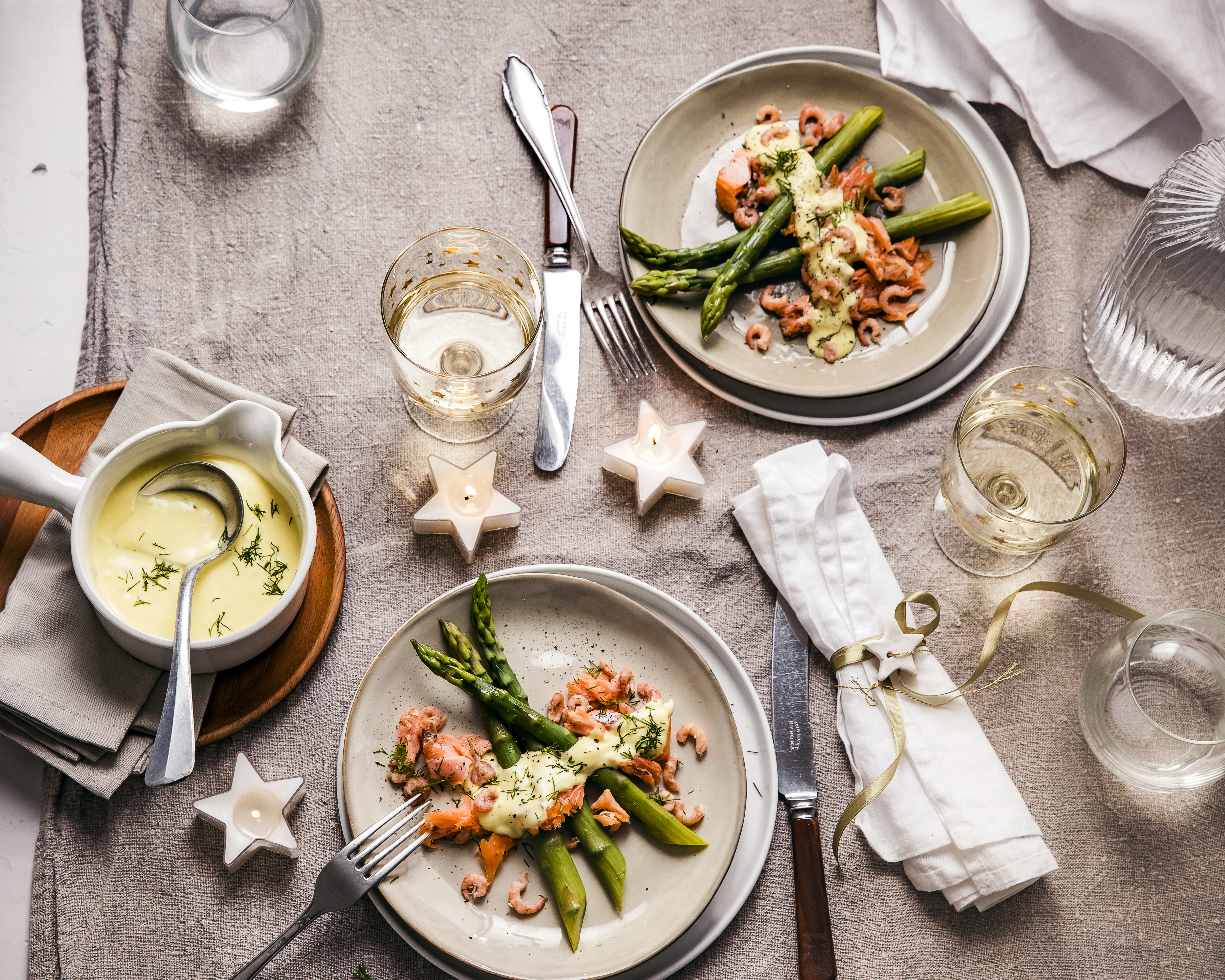 Warmgerookte zalm met asperges en Hollandse garnalen