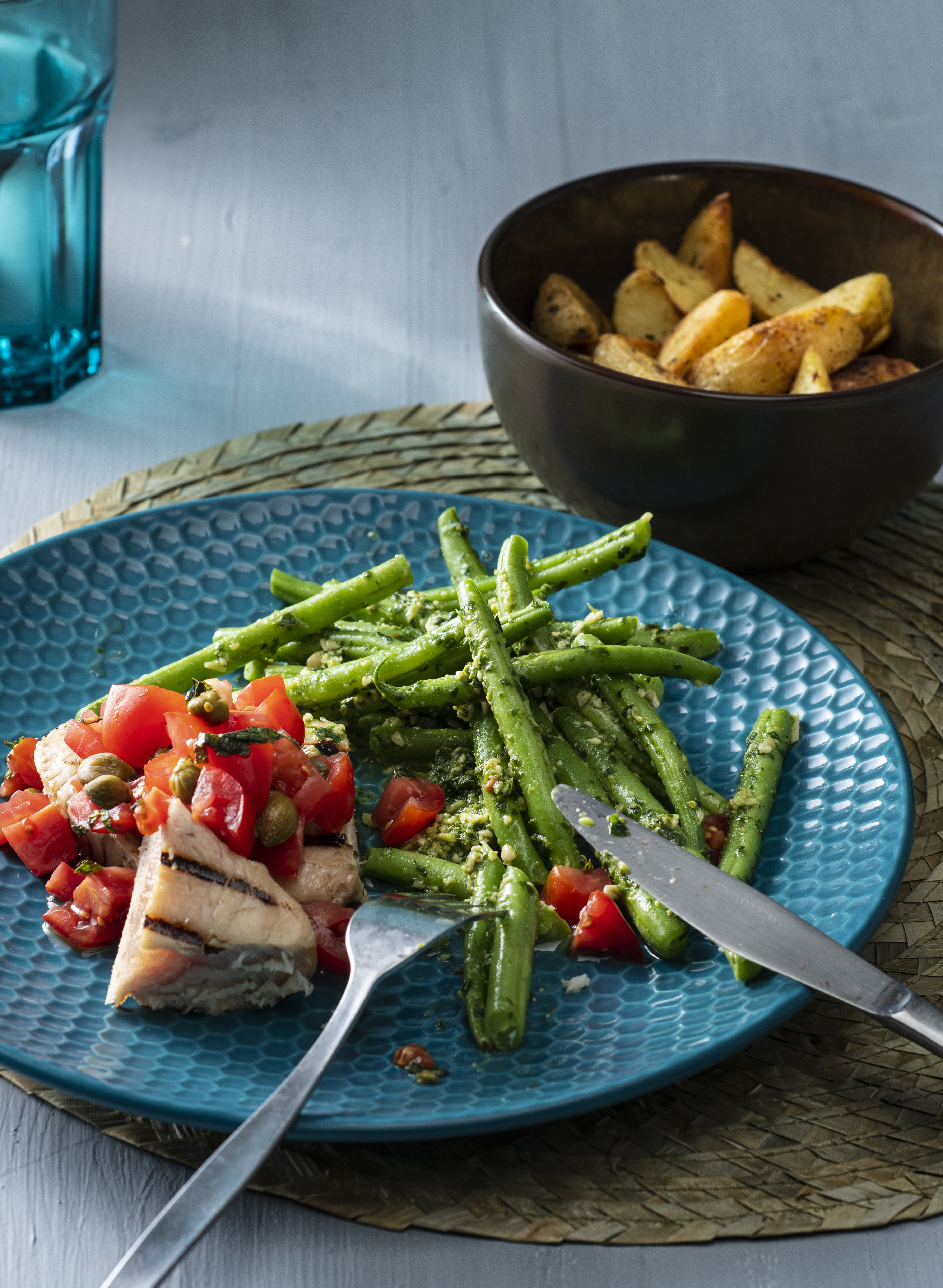 Pestoboontjes met tonijnsteak en tomatensalsa