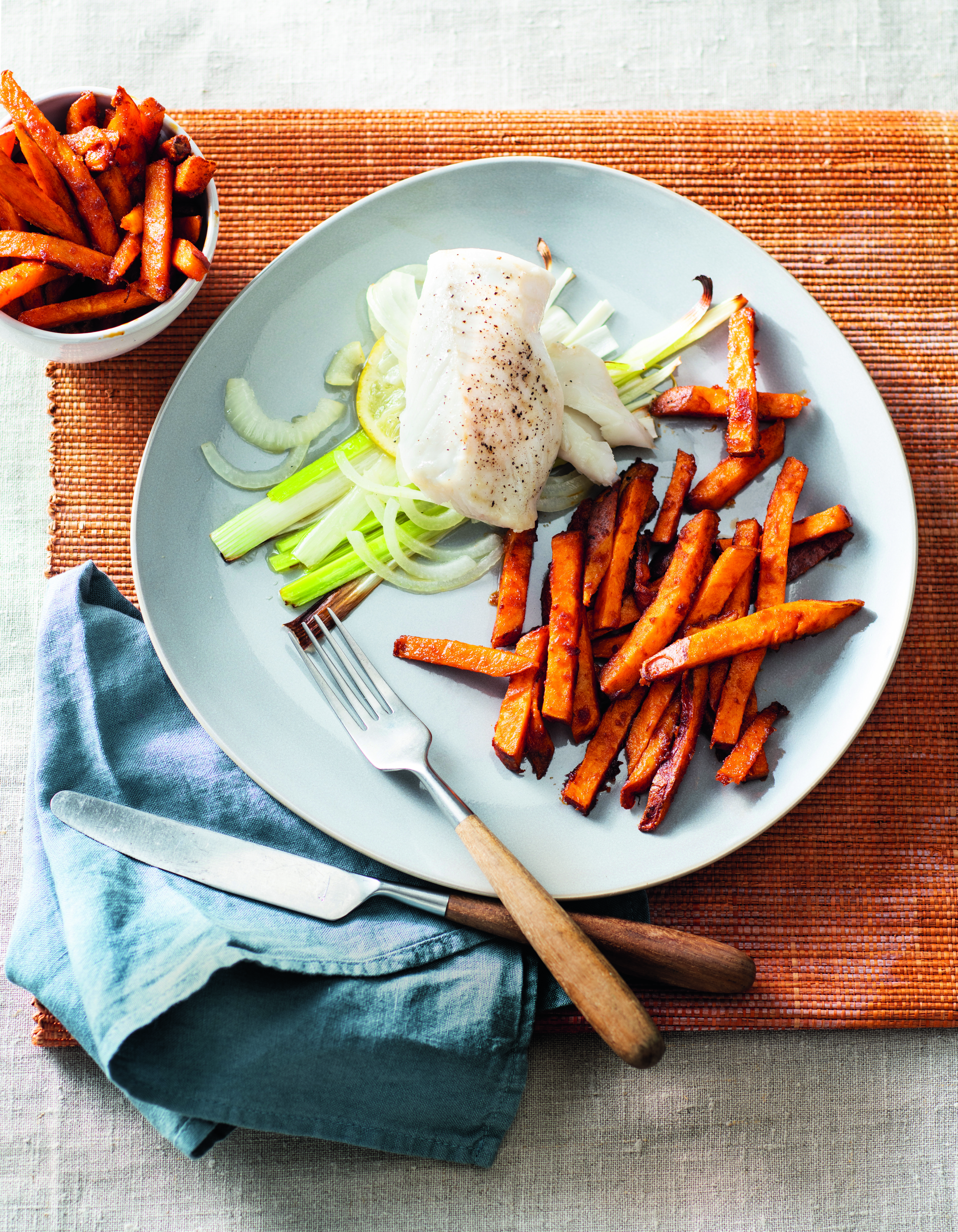Gestoofde kabeljauw met prei en zoete aardappelfriet