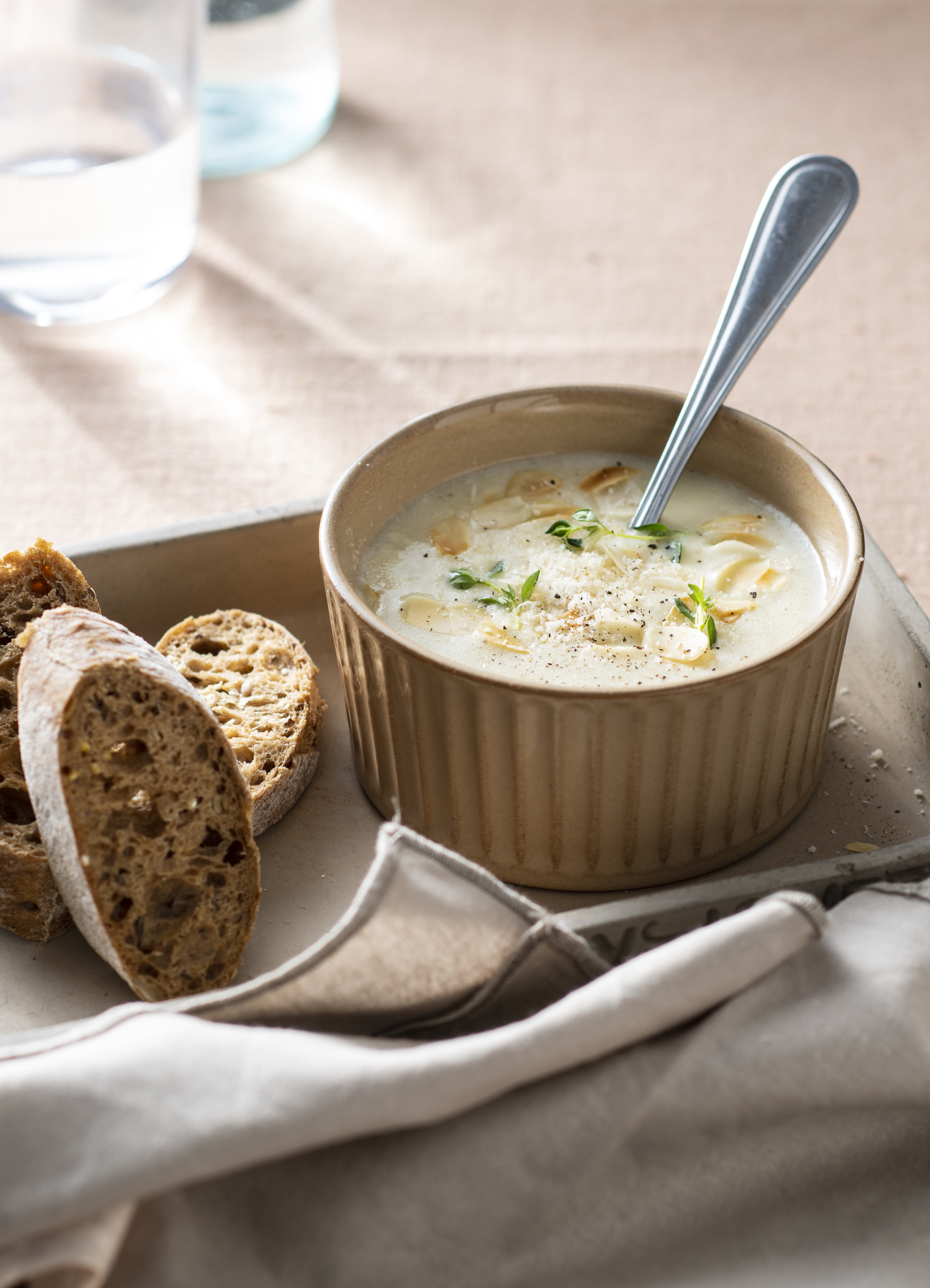 Pastinaaksoep met Parmezaan en amandelschaafsel