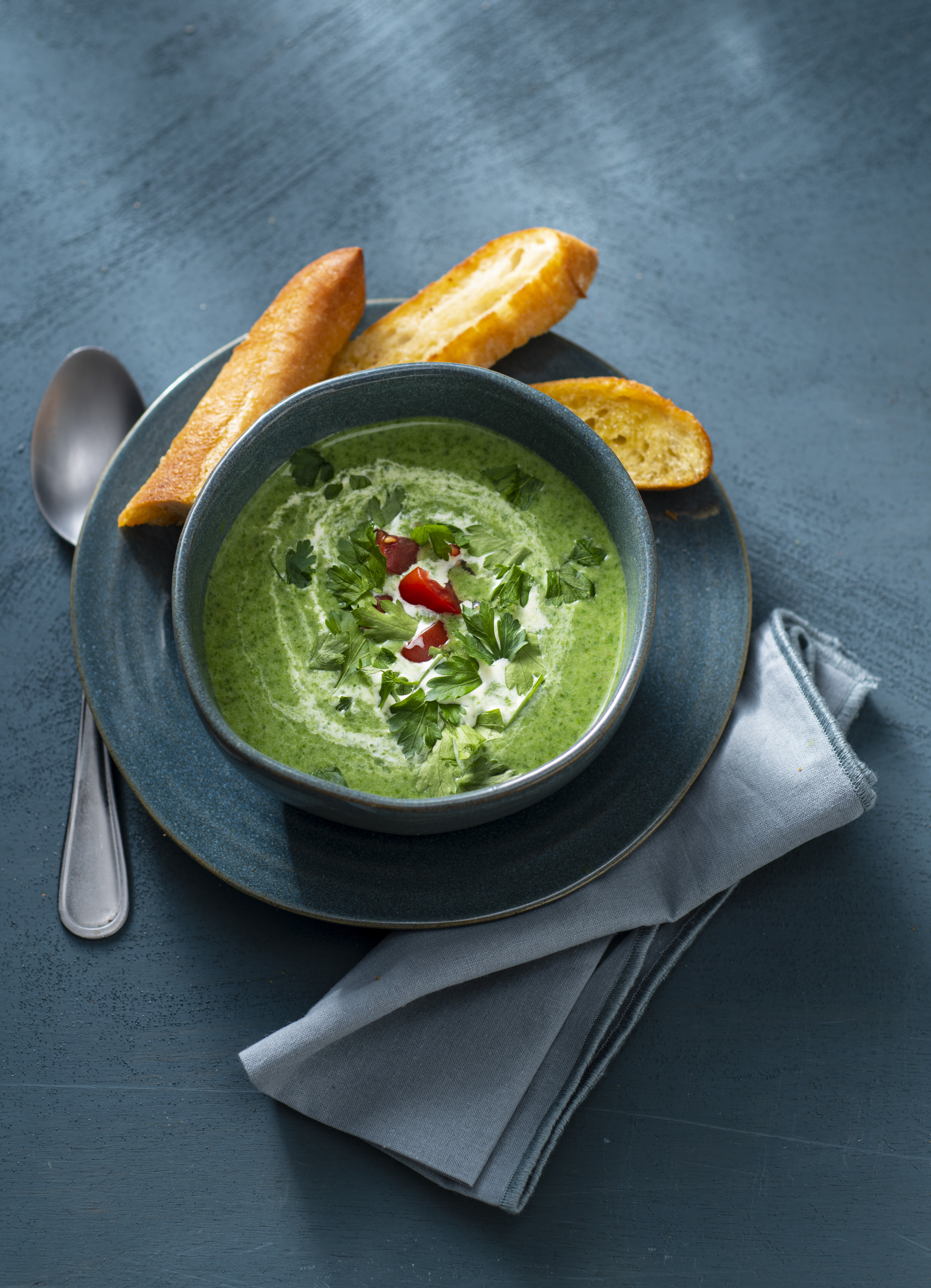 Spinazie-aardappelsoep met knoflookcroutons