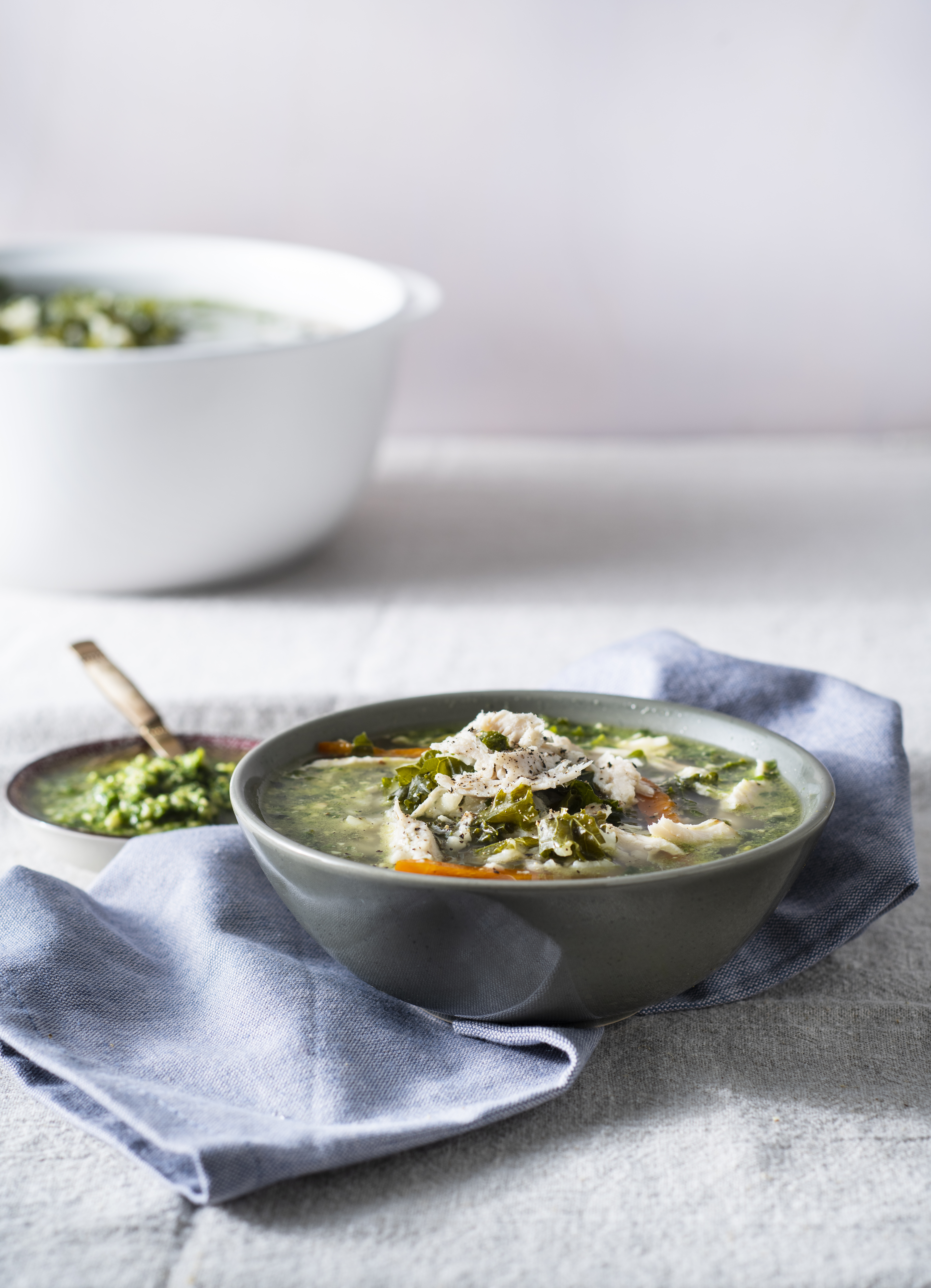 Kippensoep met risotto, boerenkool en pesto