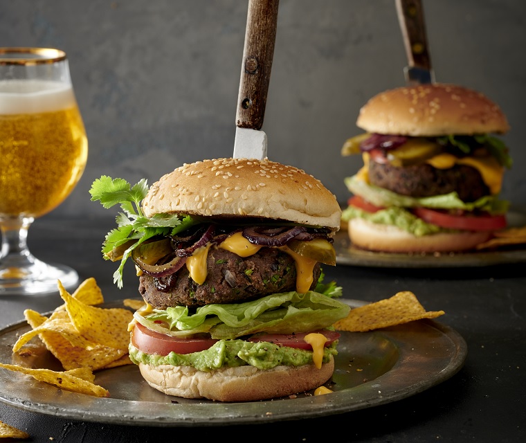 Burger van zwarte bonen met cheddar en guacamole