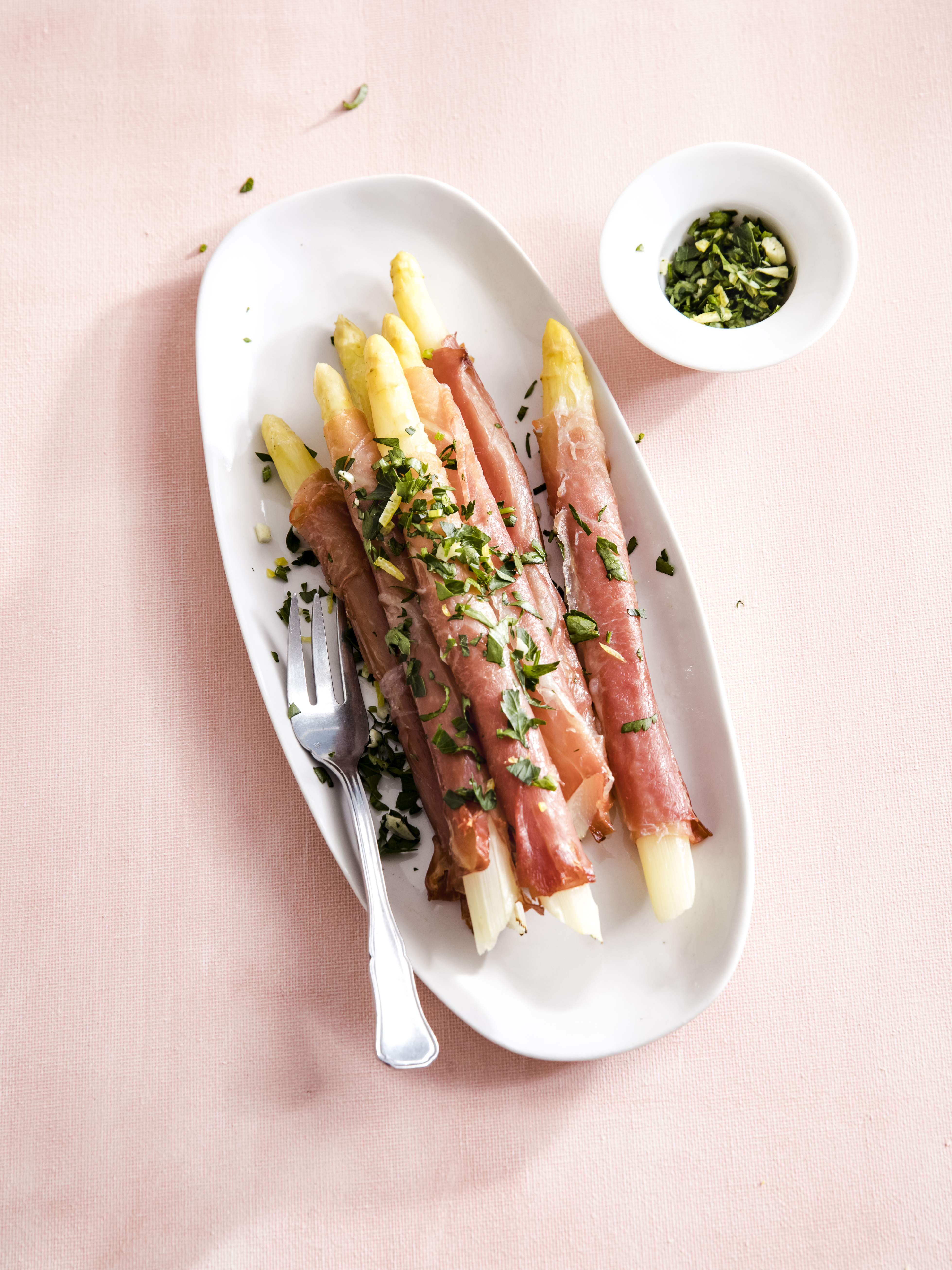 Witte asperges met serranoham en citroen