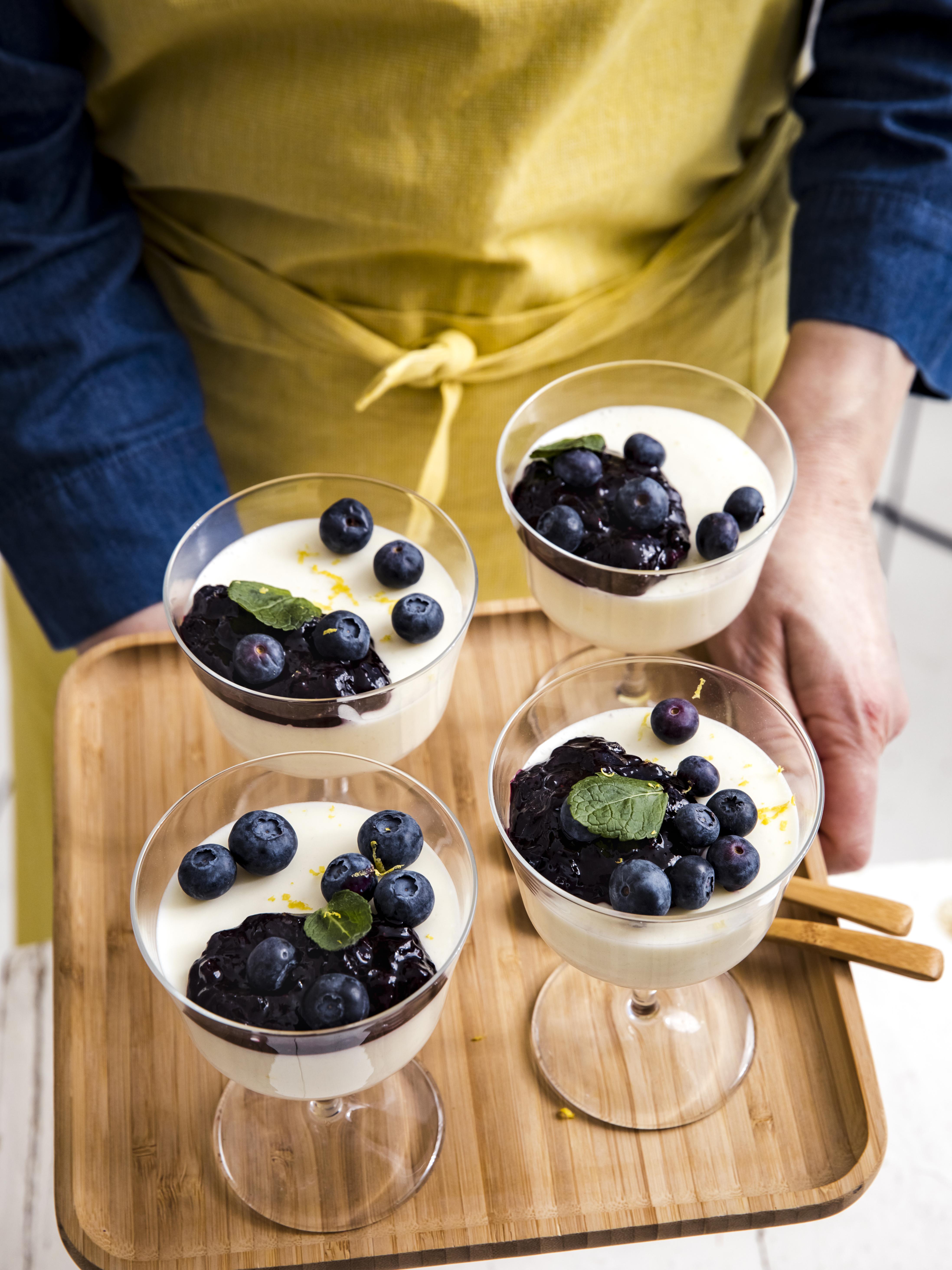 Citroenyoghurt panna cotta met blauwe bessensaus