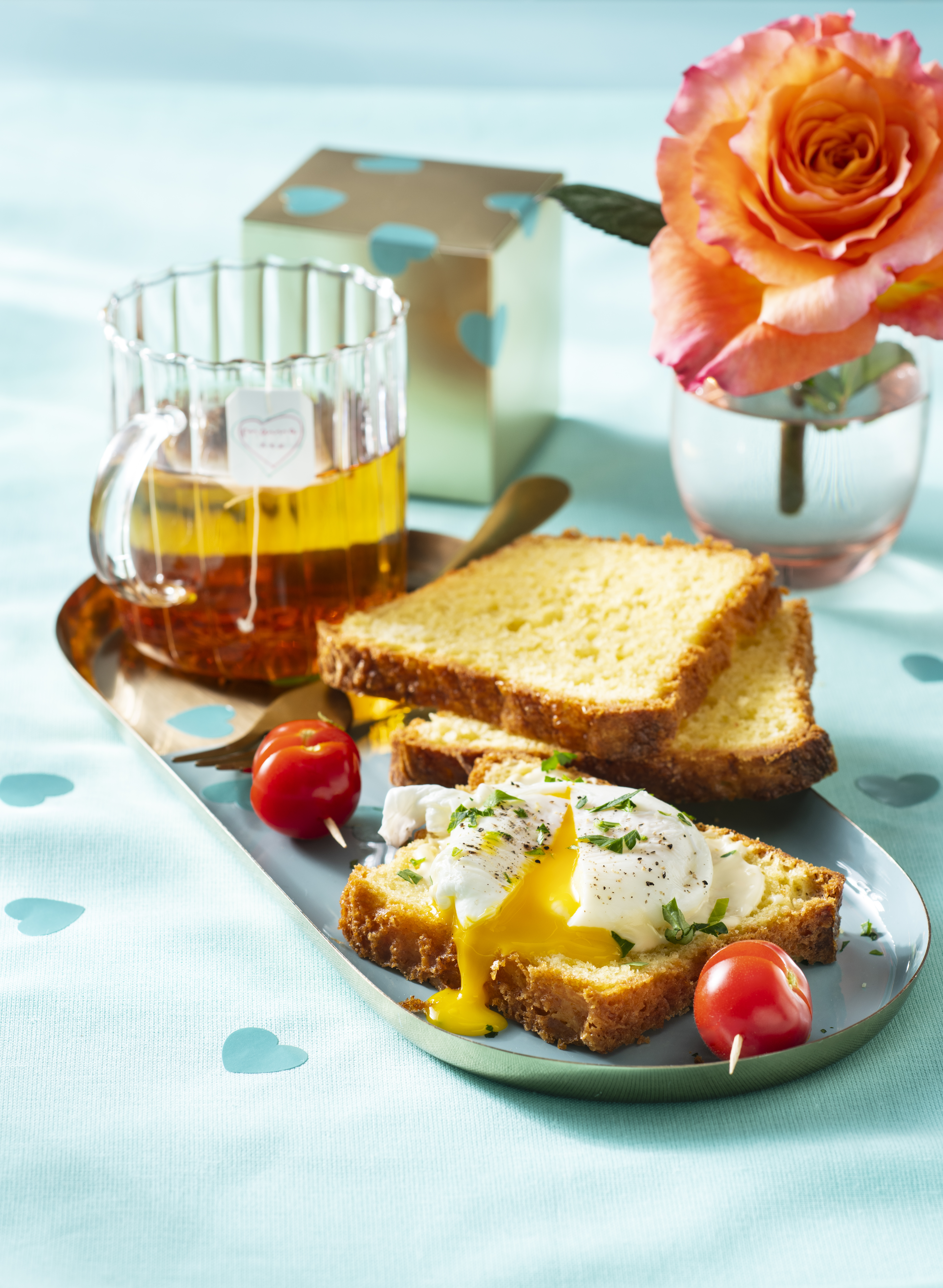 Gepocheerde eieren op briochebrood