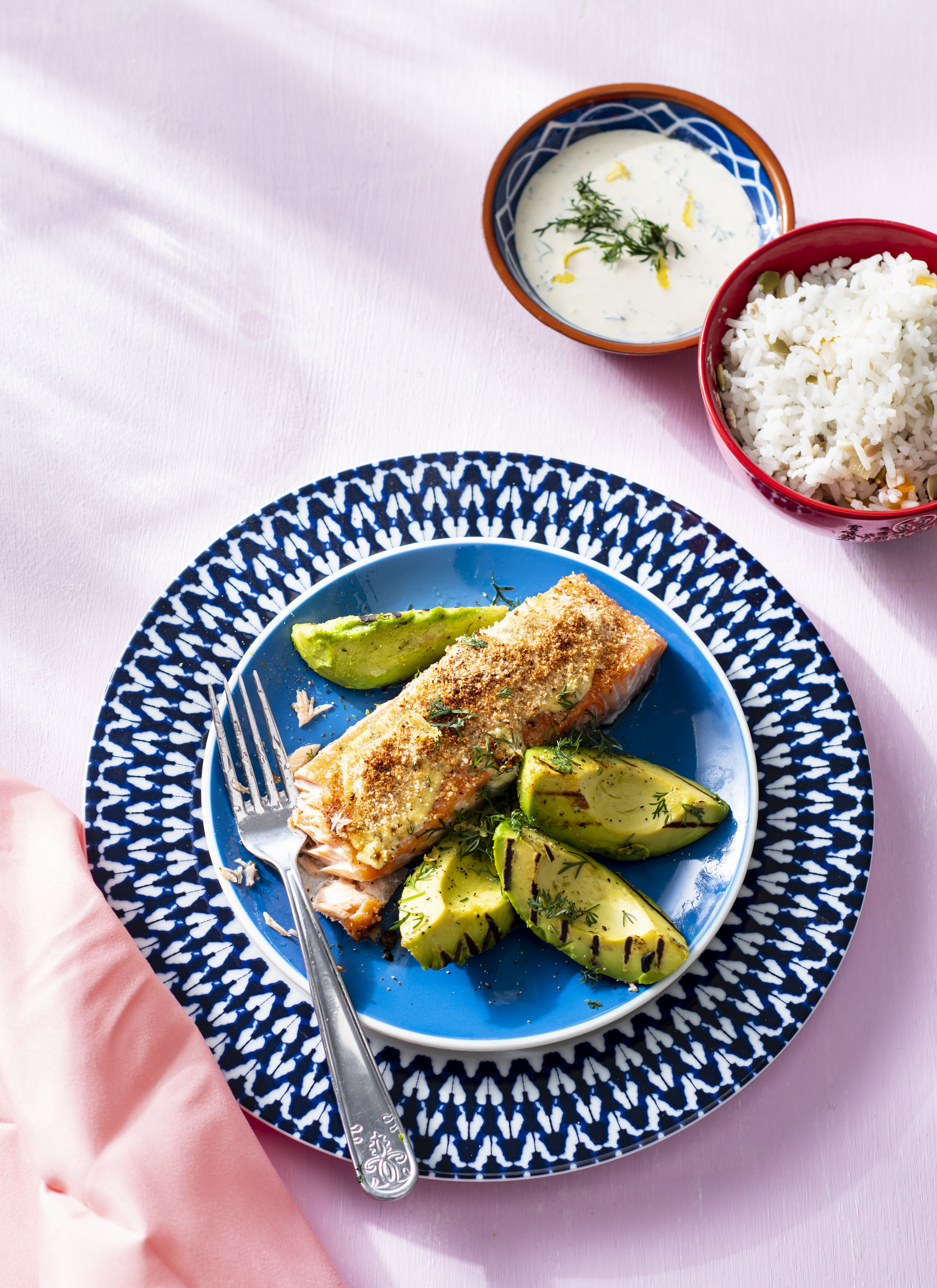 Zalm met gegrilde avocado en basmati-notenrijst