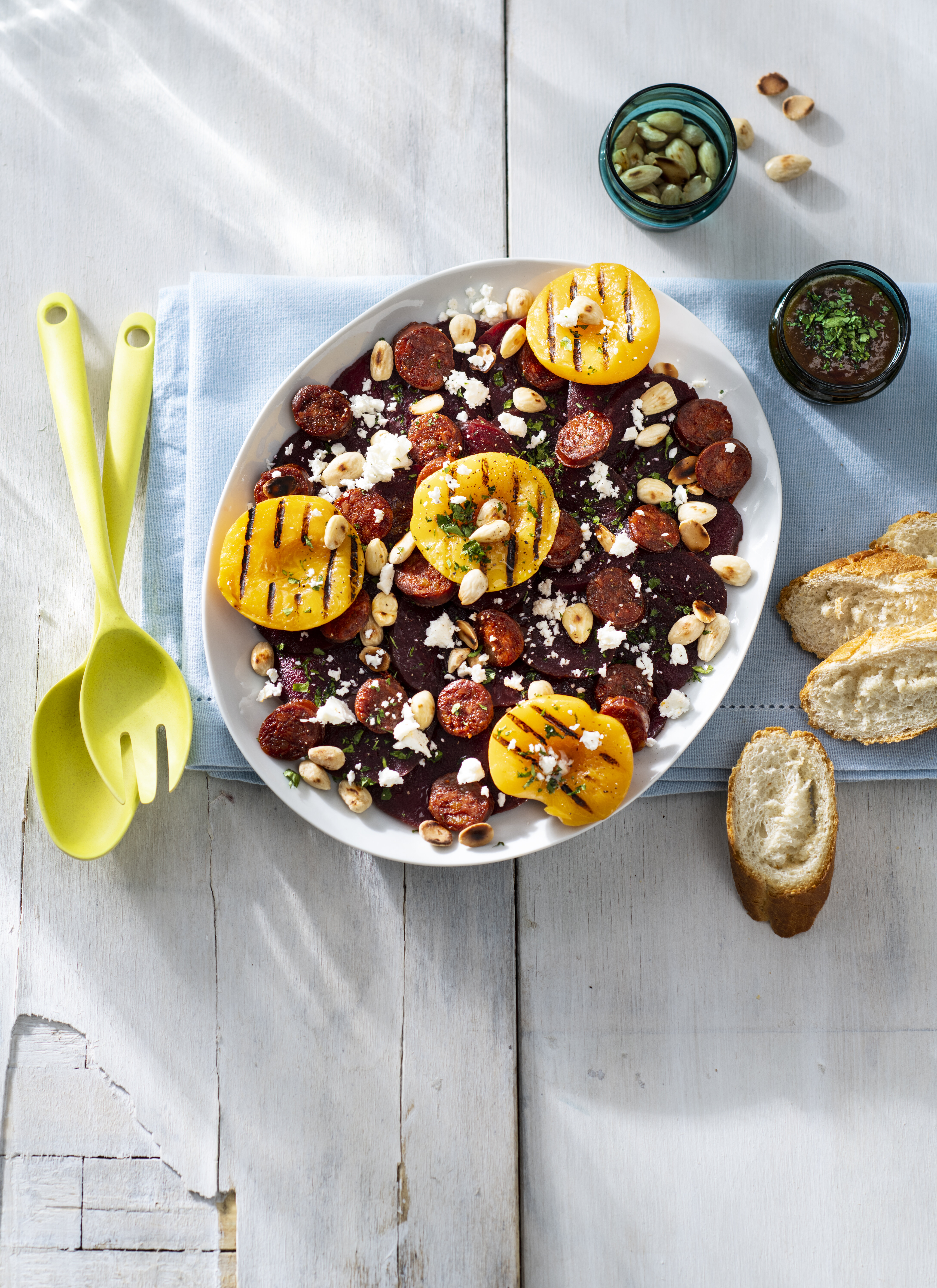 Salade rode biet met gegrilde perzik en chorizo