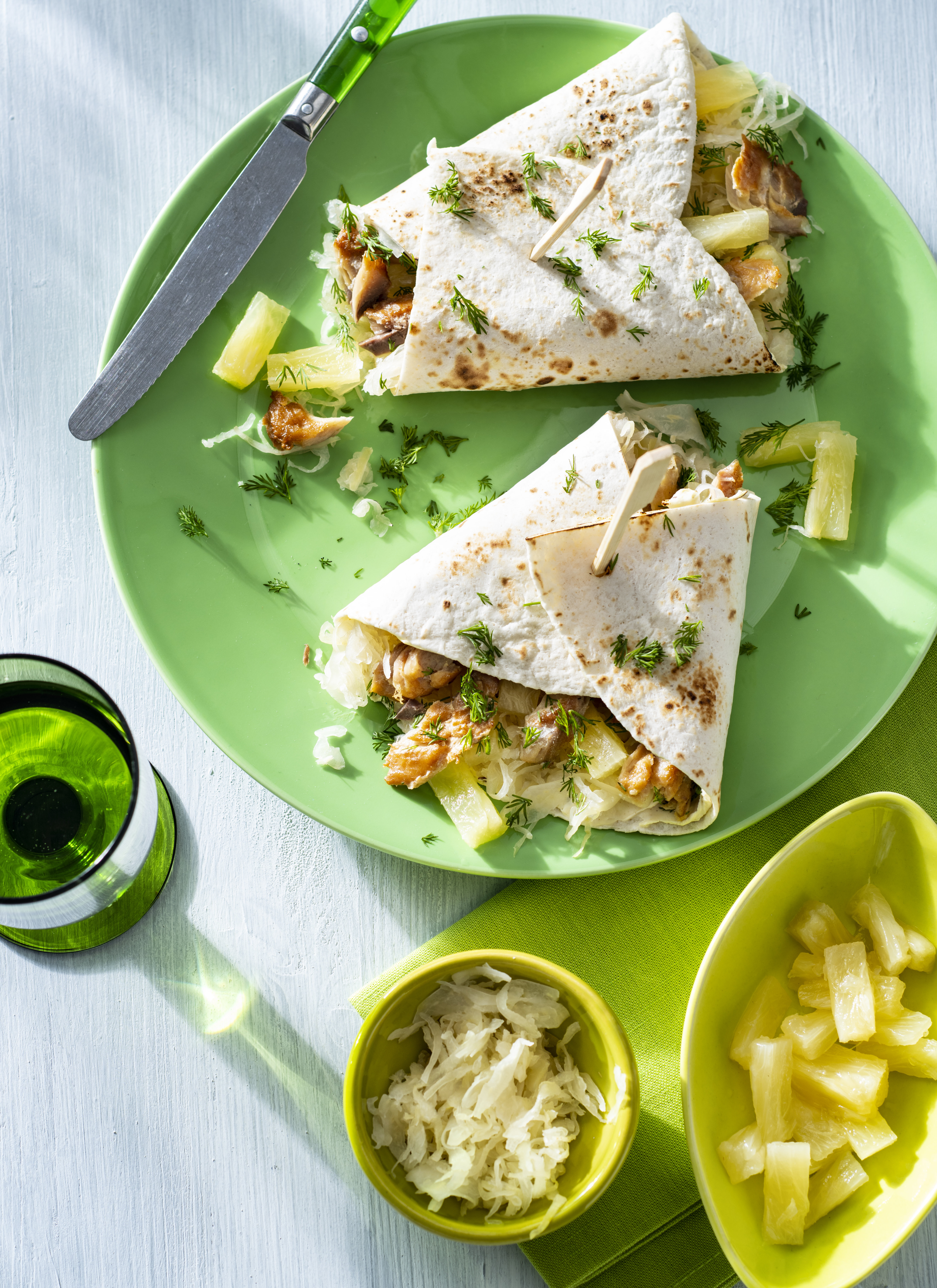 Zuurkoolwrap met ananas, gerookte makreel en mosterd