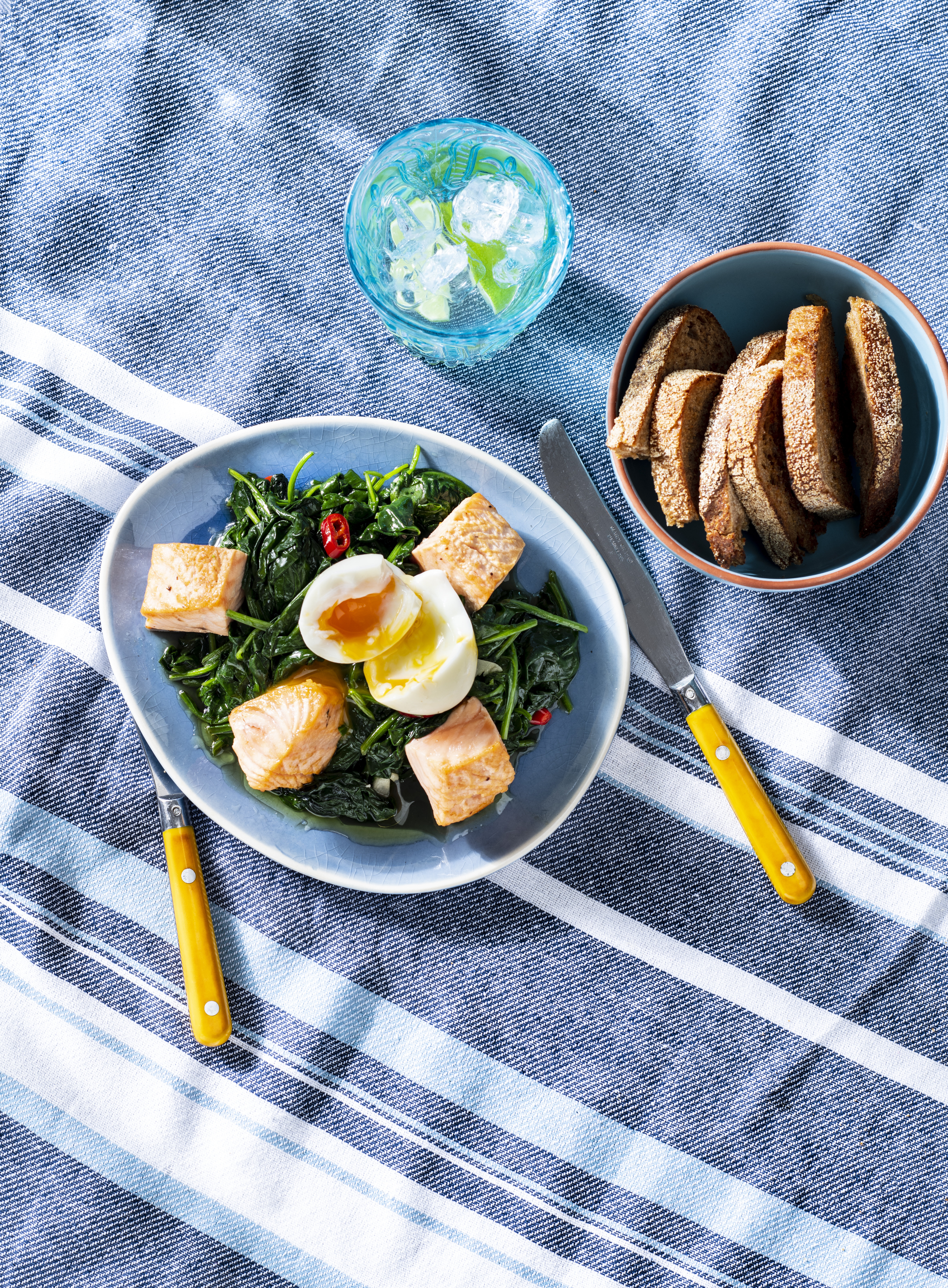 Gebakken spinazie met ei, krokante zalmchunks en knoflookcroutons