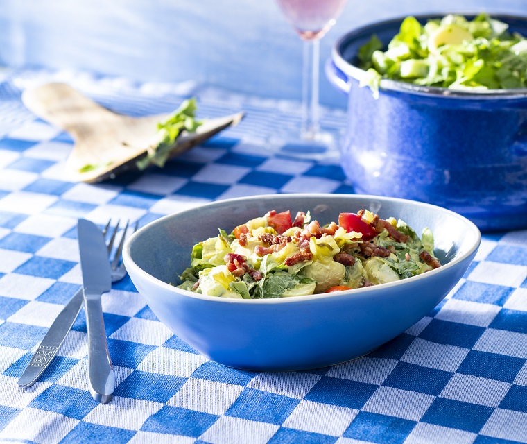 Andijviesalade met krieltjes, bacon en augurk