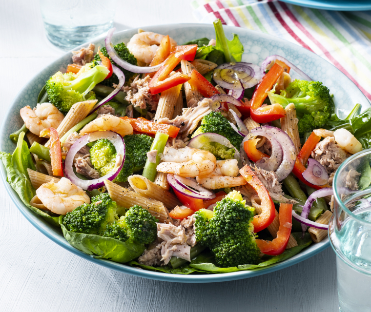 Groentesalade met garnalen en tonijn