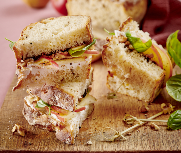 Sandwich van zelfgebakken appelbrood met geitenkaas en appel