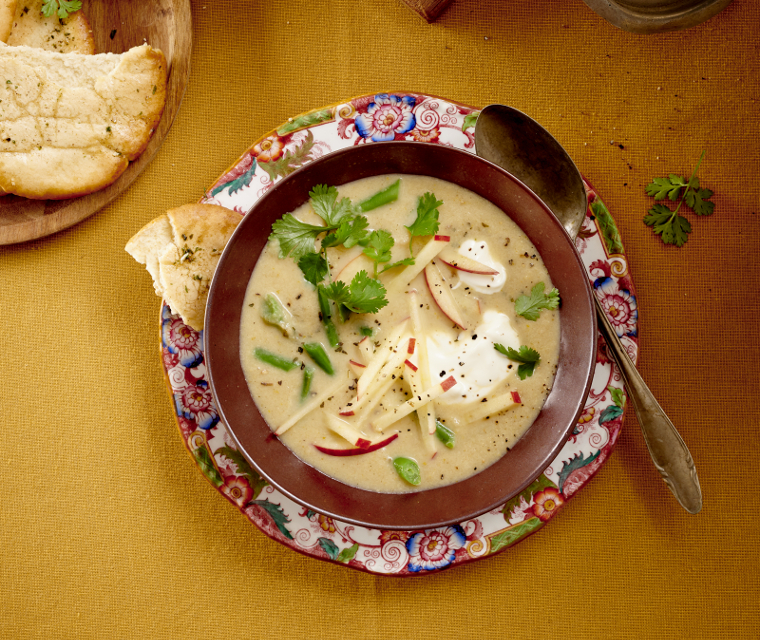 Indiase appel-witlofsoep met kruidige pitabroodjes