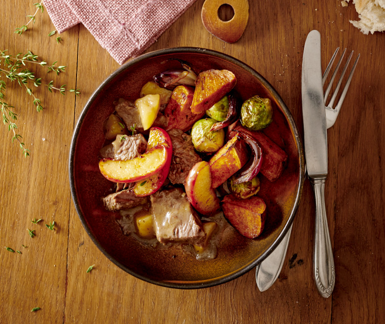 Runderstoof met gebakken appeltjes en groenten uit de oven