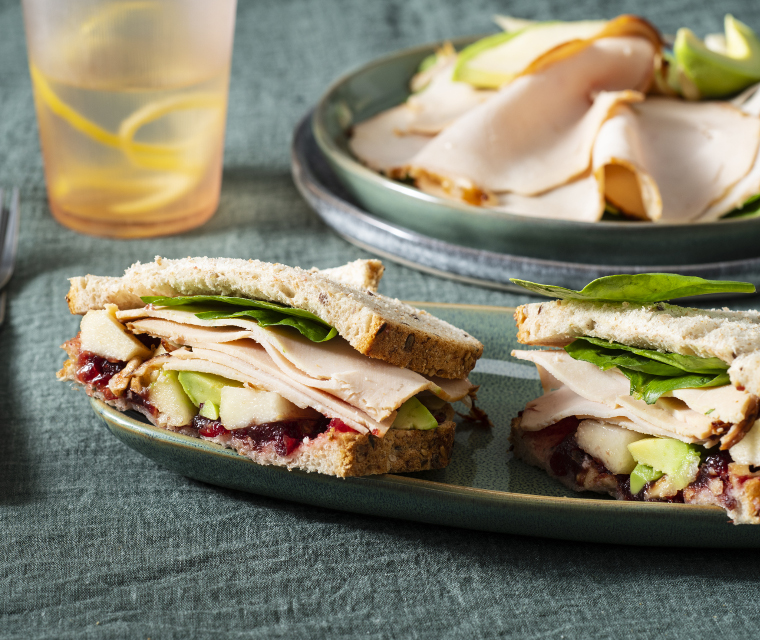 Sandwich met kipfilet en cranberrycompote