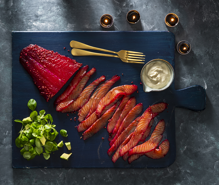 Gemarineerde zalm in bietensap
