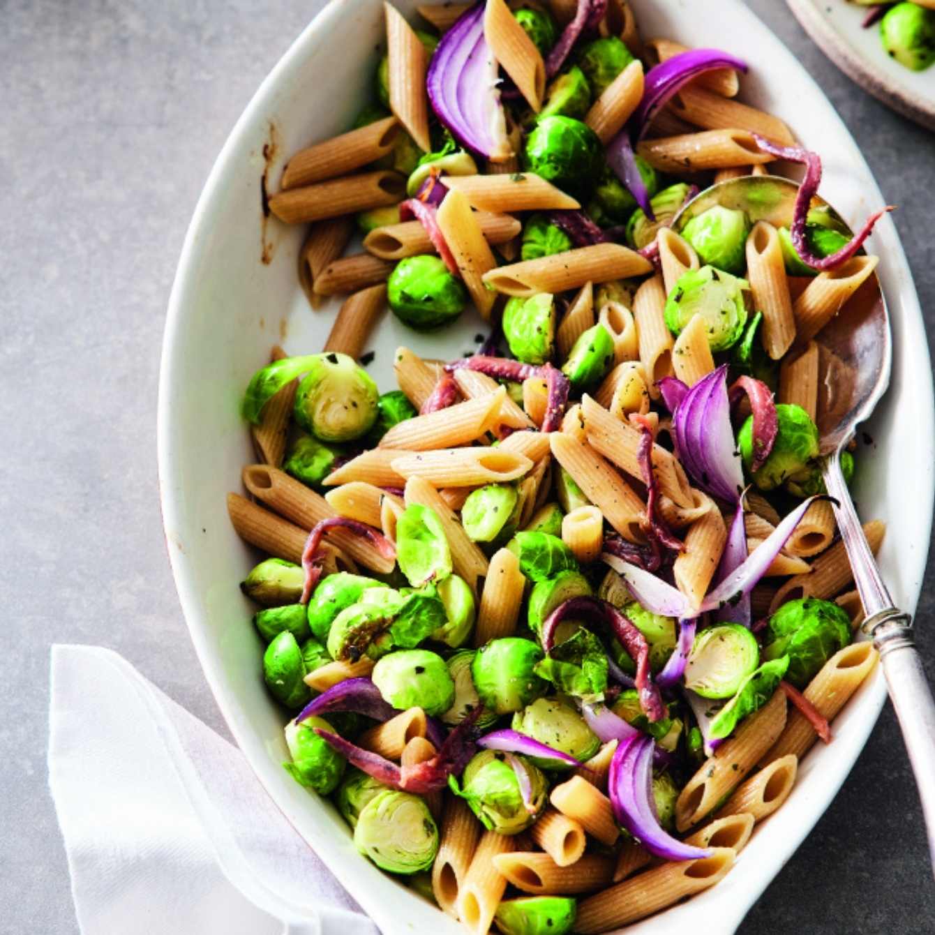 Penne met geroosterde spruiten en ansjovis