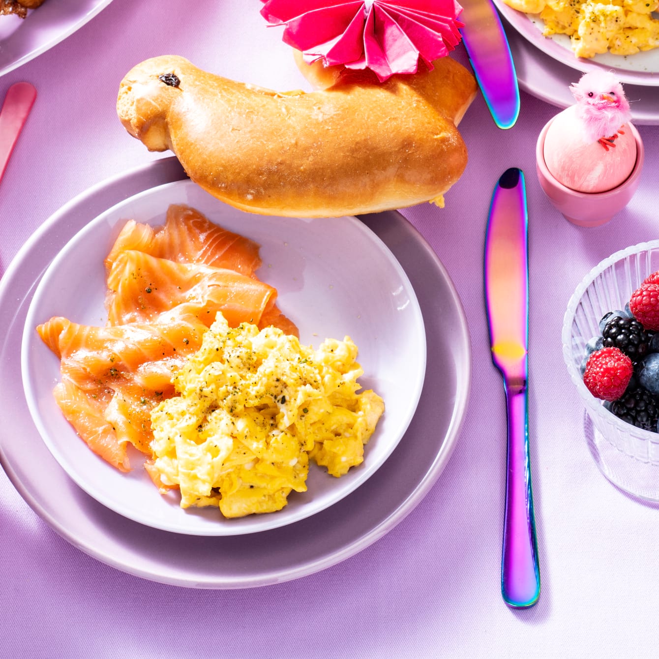 Paashaanbroodje met roerei, gerookte zalm en zelfgemaakt kruidenzout