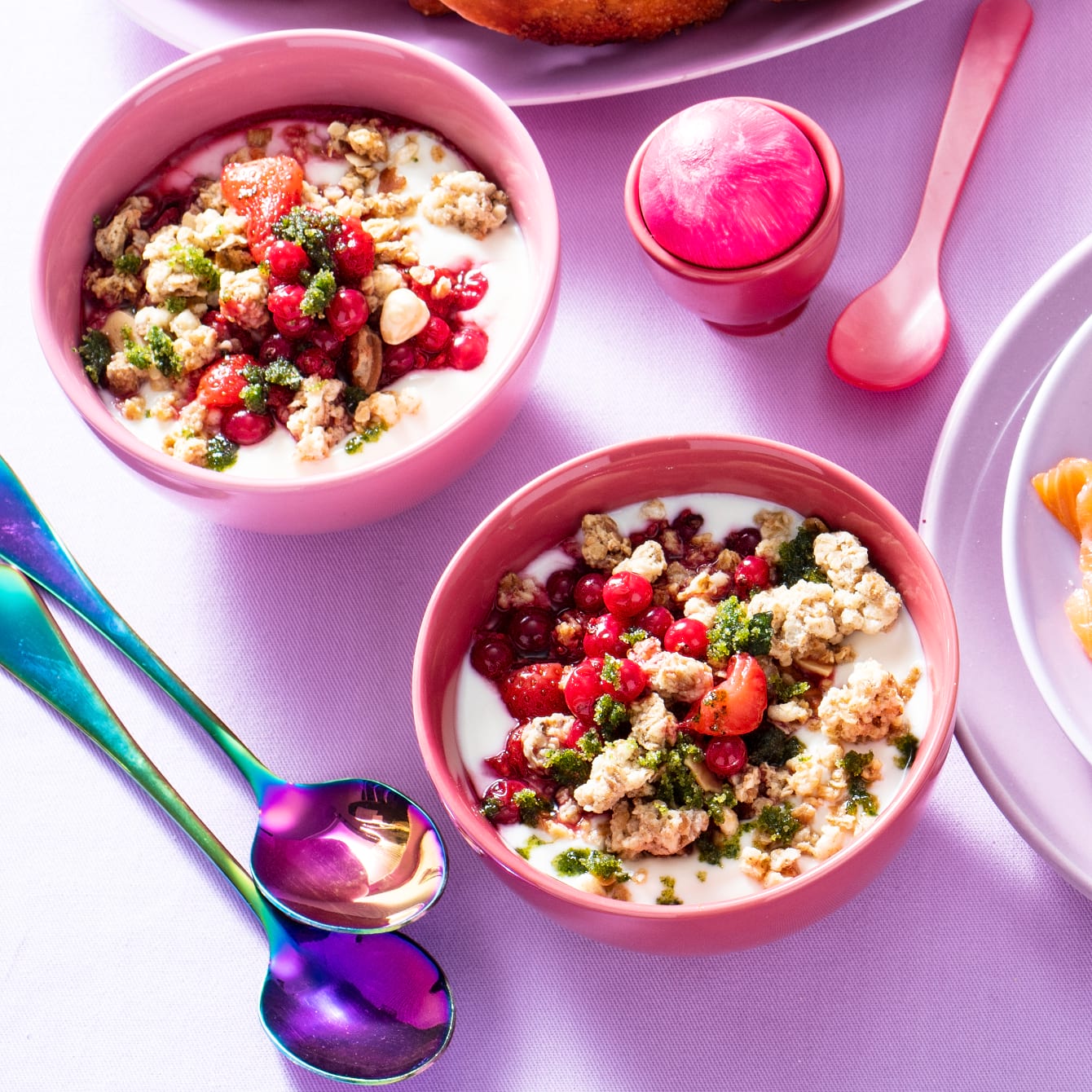 Ontbijtbowl: Yoghurt met blauwe bessen en muntsuiker