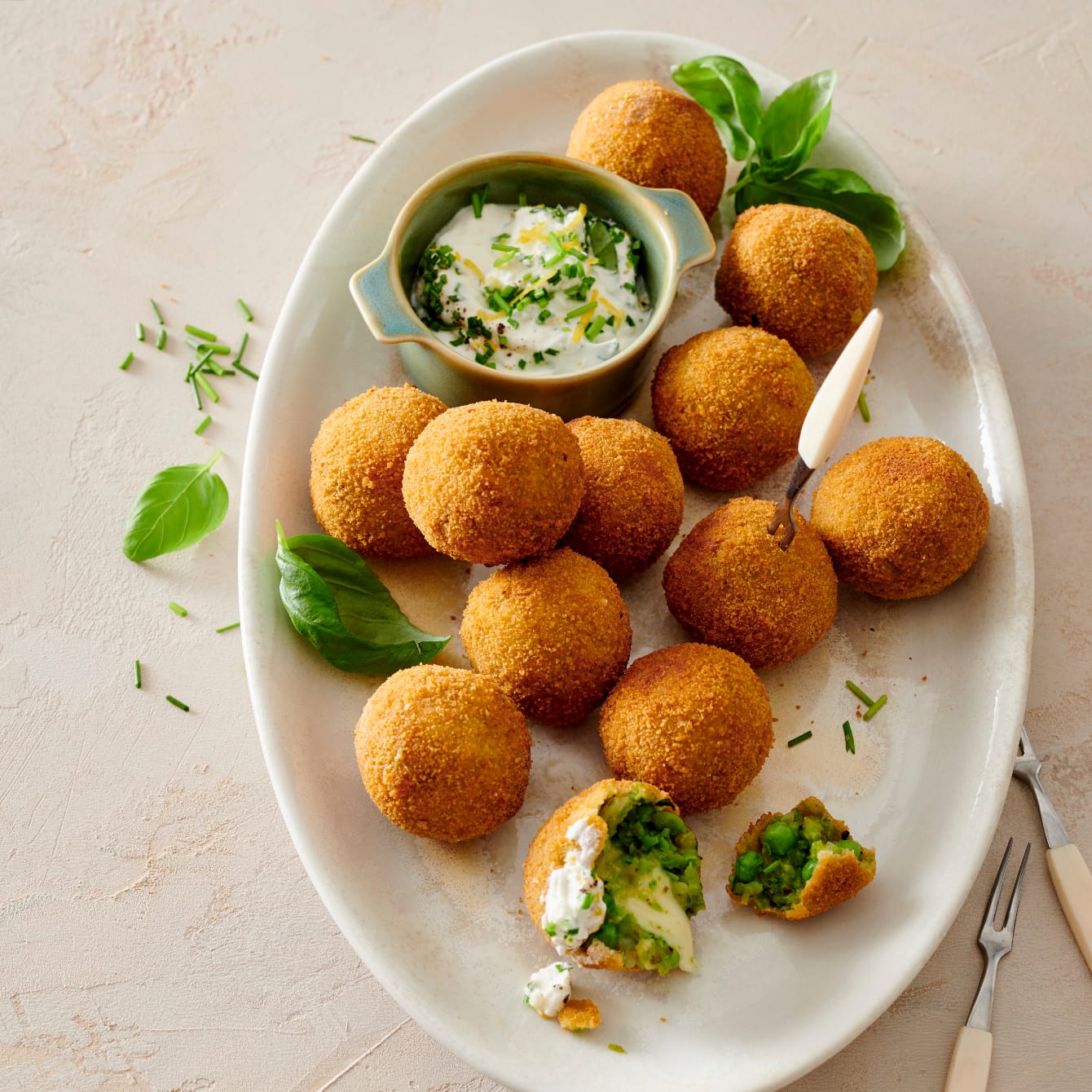 Vega bitterballen met kruidendip