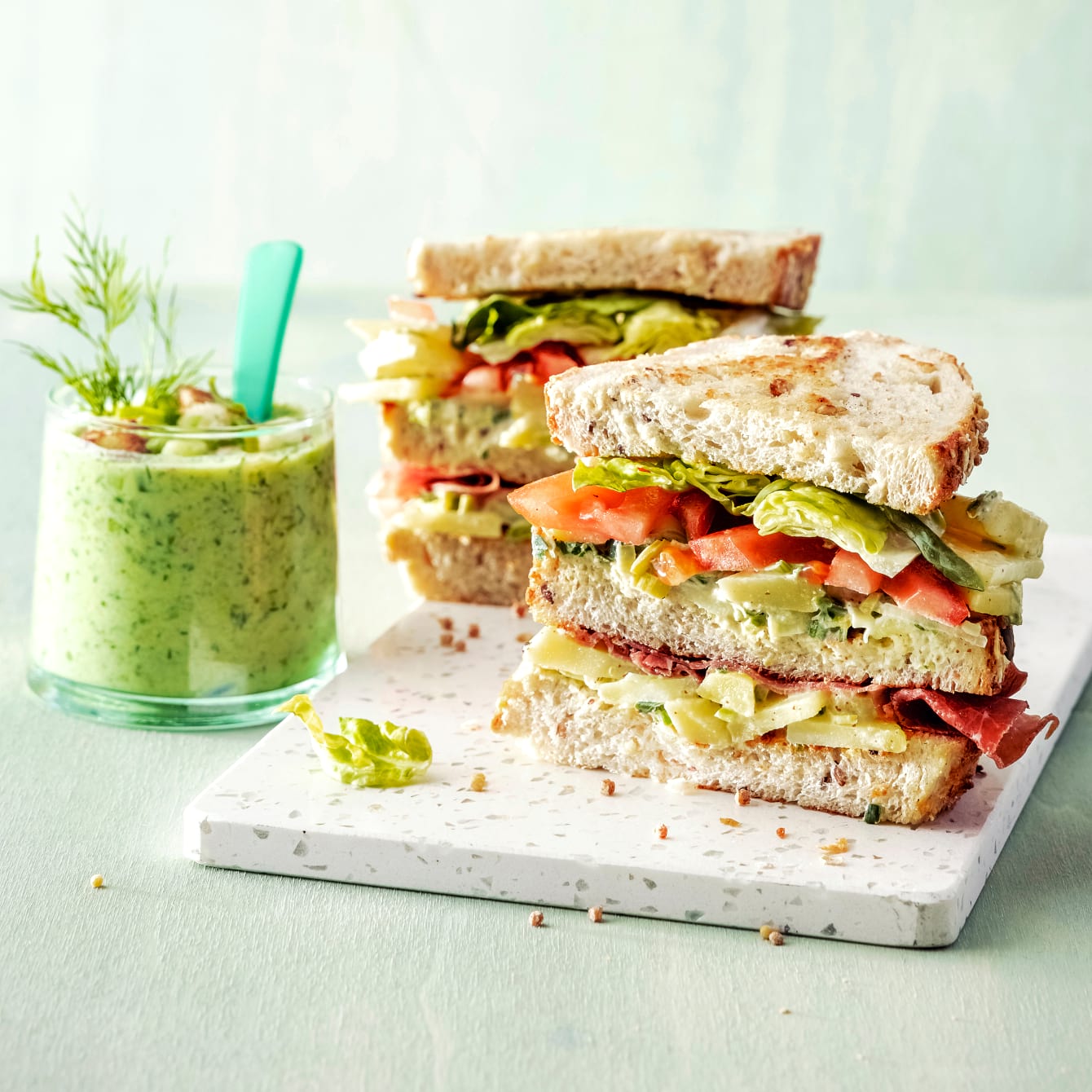 Sandwich met aardappelpreisalade
