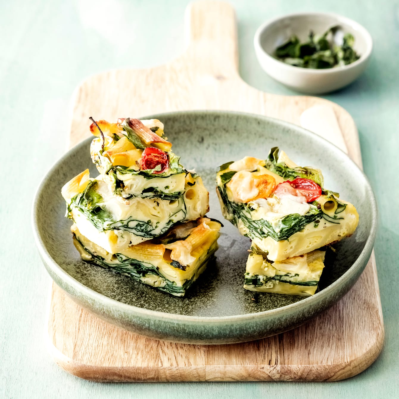 Fritatta-pastapuntjes met spinazie en gekleurde tomaatjes