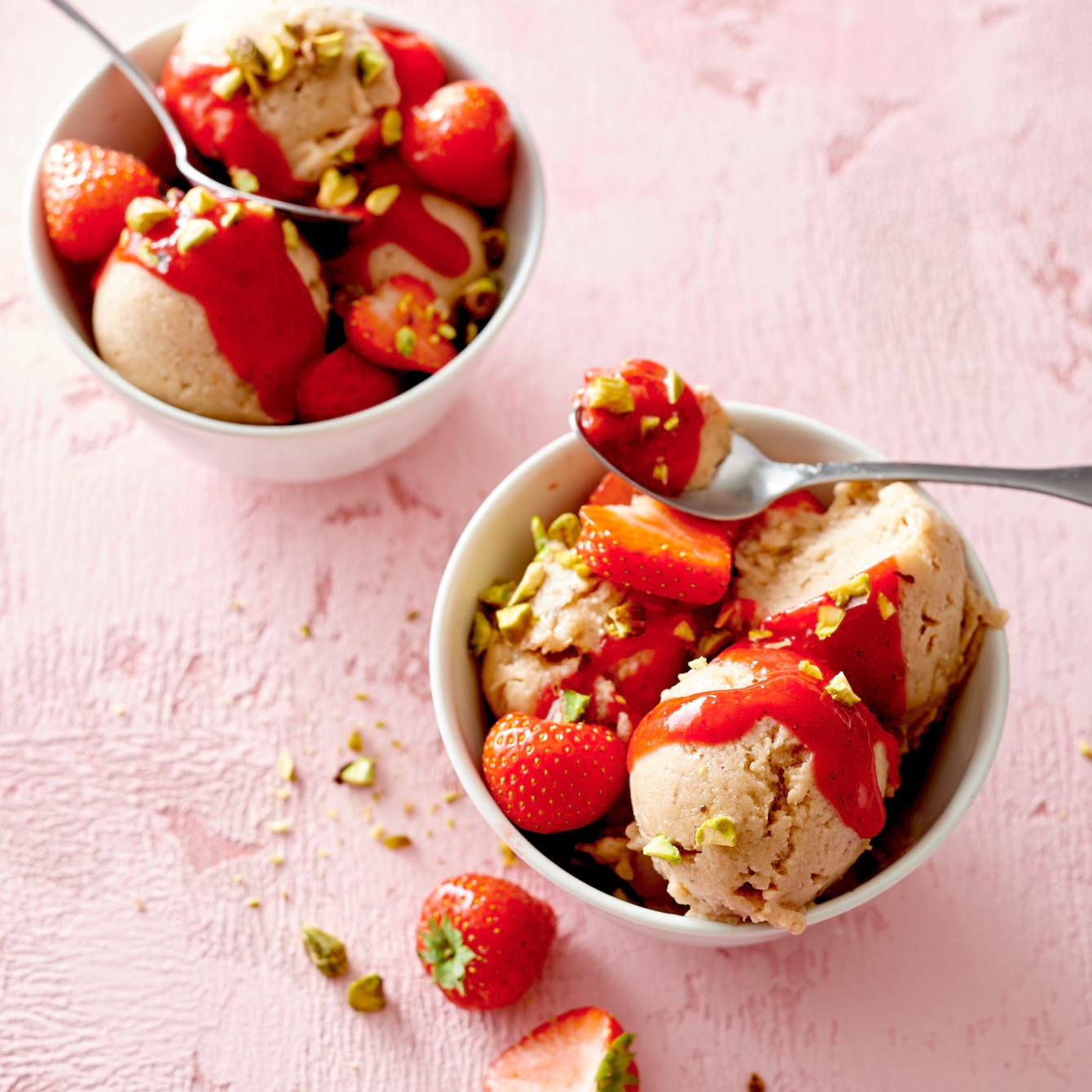 Bananenijs met aardbeiencoulis