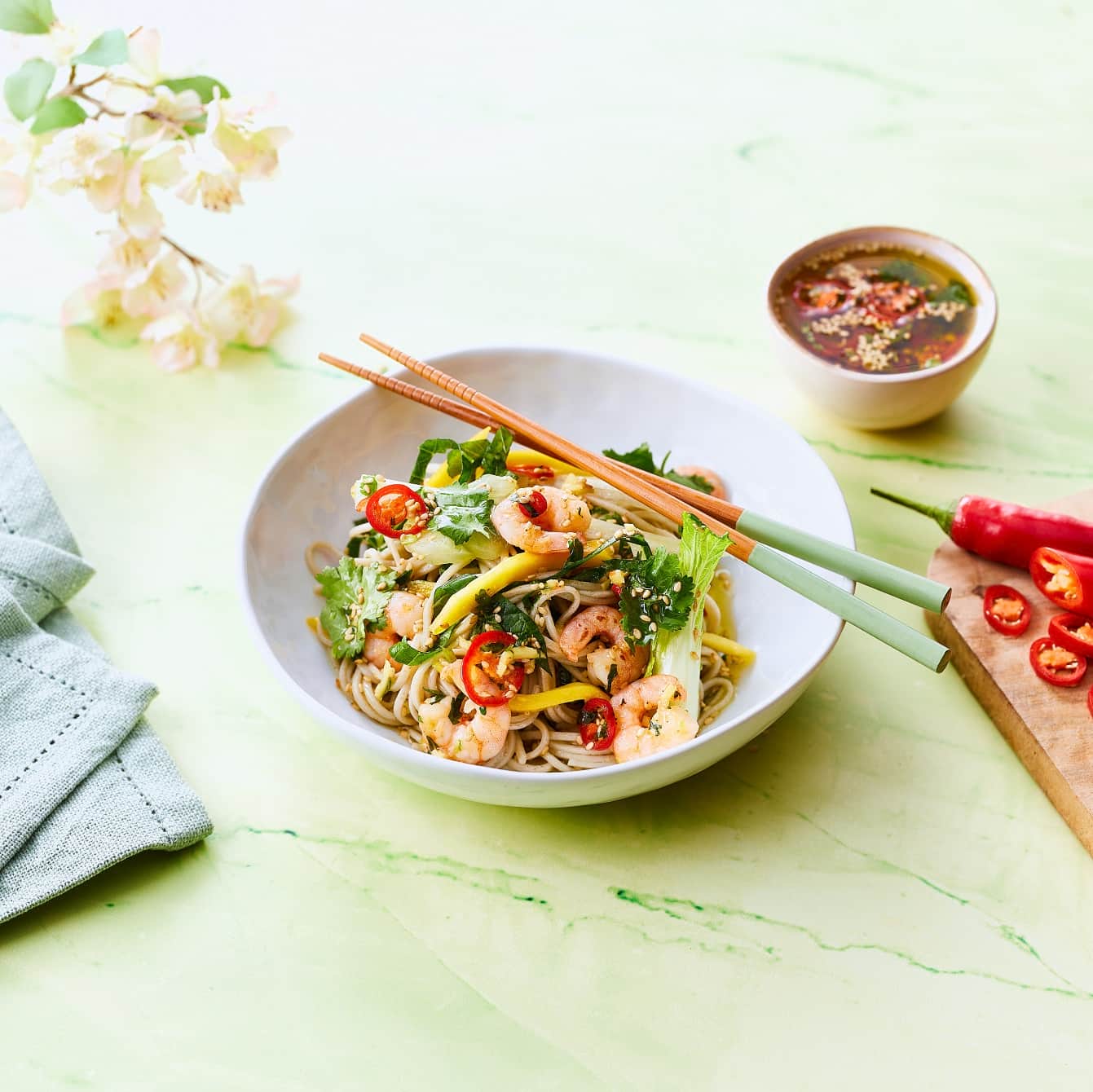 Salade van noedels, wokgarnalen en paksoi met een rode peperdressing