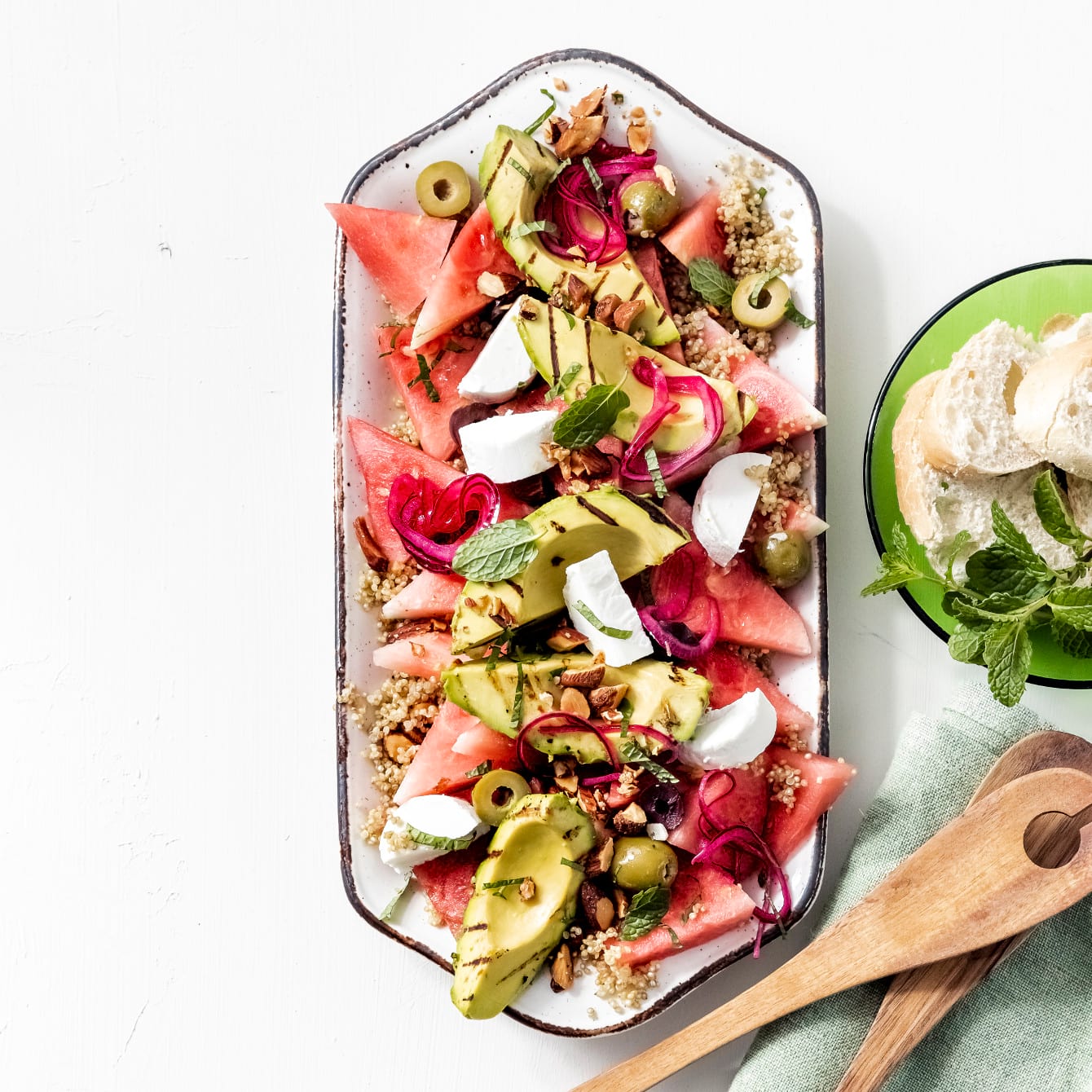 Quinoasalade met gegrilde avocado’s, watermeloen en geitenkaas